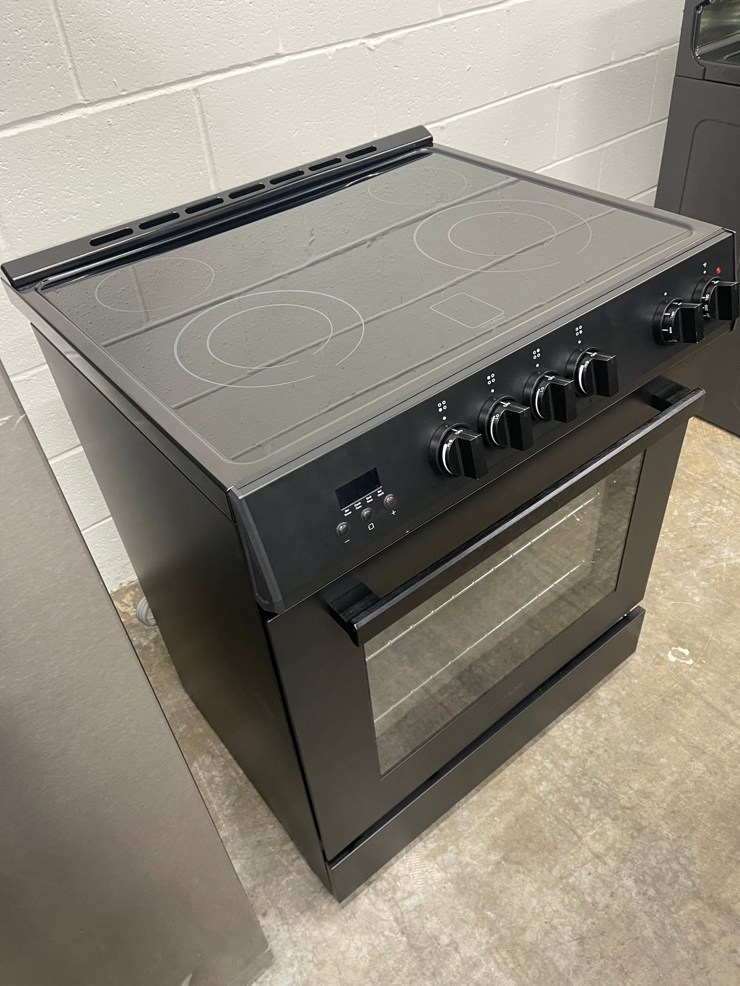 Cosmo 30-in Glass Top 4 burners 5-cu ft Convection Oven Slide-In Electric Range ( Black )
Model #COS-ERD304K-BK