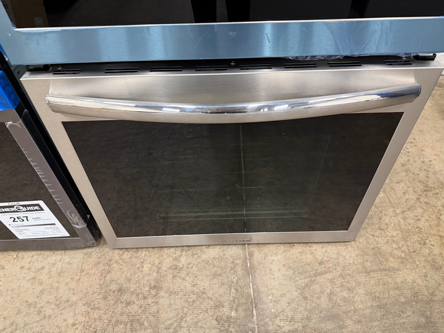 Frigidaire  GCWS2767AF
27 Inch Single Electric Wall Oven with Air Fry, 3.8 Cu.Ft. Capacity, Total Convection, Self Clean, Touch Screen Control Panel, No Pre Heat, Steam Bake, Temperature Probe, Glide Rack, Air Sous Vide, Control Lock, Sabbath Mode