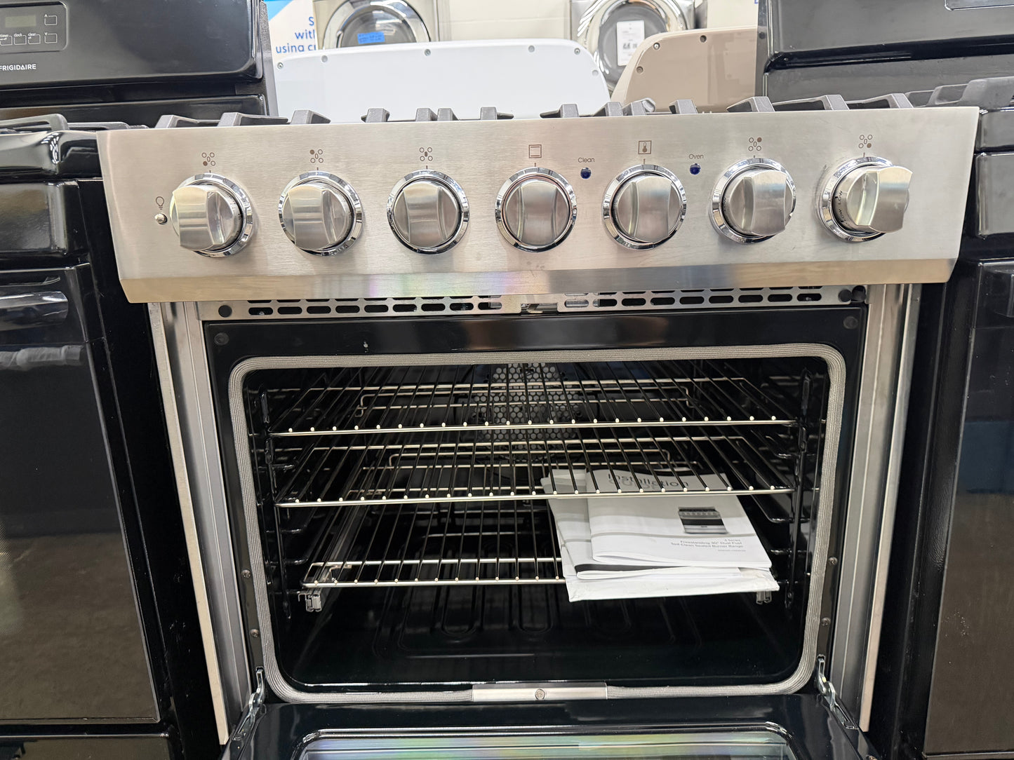 Viking 3 Series  RVDR33025BSSLP
30 Inch Freestanding Dual Fuel Range with 5 Sealed Burners, 4.7 Cu. Ft. Capacity, Continuous Grates, Self-Clean, TruConvection Cooking, Vari-Speed Dual Flow Convection, SureSpark Ignition System and TruGlide Oven