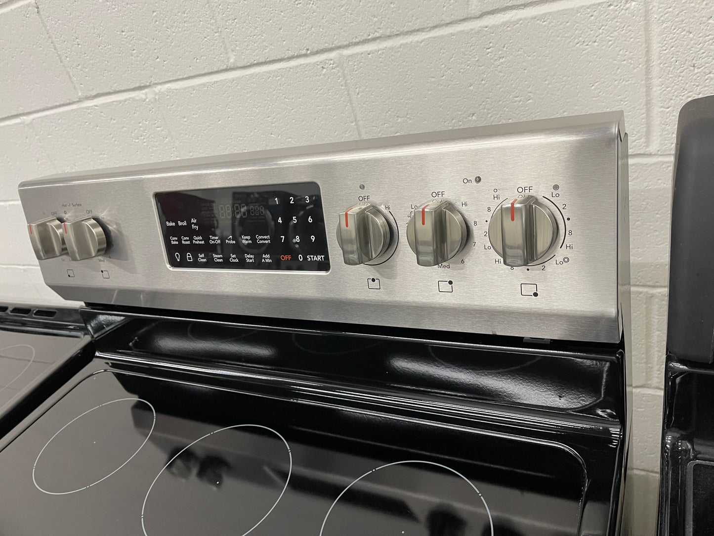 GCRE3060AF
Frigidaire Gallery 30'' Freestanding Electric Range with Air Fry