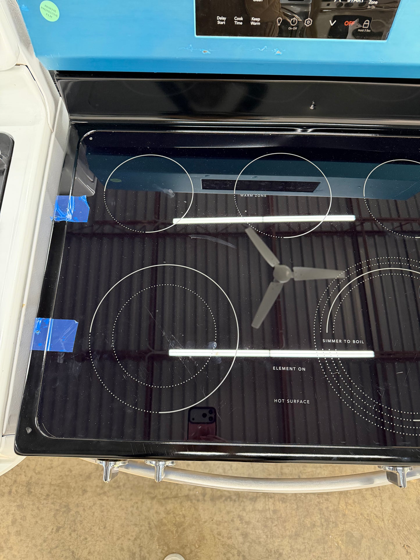 Frigidaire 30-in Glass Top 5 burners 5.3-cu ft Freestanding Electric Range ( Fingerprint Resistant Stainless Steel )
Model #FCRE306LAF