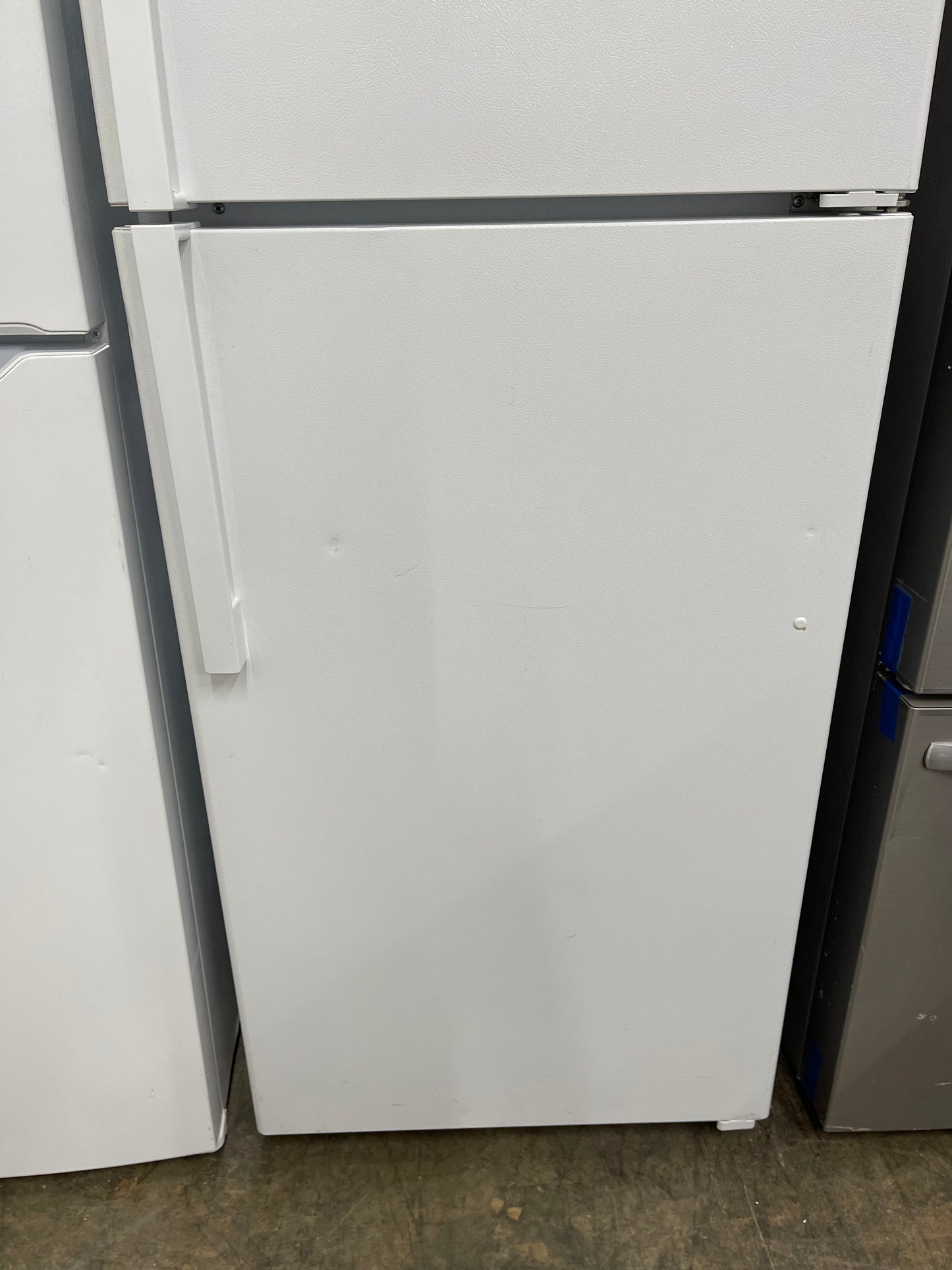 GE  GTS18GTNRWW
28 Inch Top Freezer Refrigerator with 17.5 Cu. Ft. Total Capacity, Adjustable Edge to Edge Glass Shelves, Sliding Deli Drawer, LED Lighting, Spillproof Freezer Floor, Gallon Door Storage, and Sabbath Mode: White