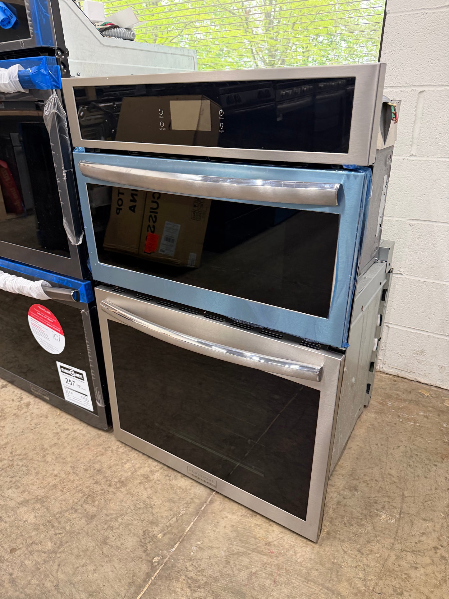 Frigidaire  GCWS2767AF
27 Inch Single Electric Wall Oven with Air Fry, 3.8 Cu.Ft. Capacity, Total Convection, Self Clean, Touch Screen Control Panel, No Pre Heat, Steam Bake, Temperature Probe, Glide Rack, Air Sous Vide, Control Lock, Sabbath Mode