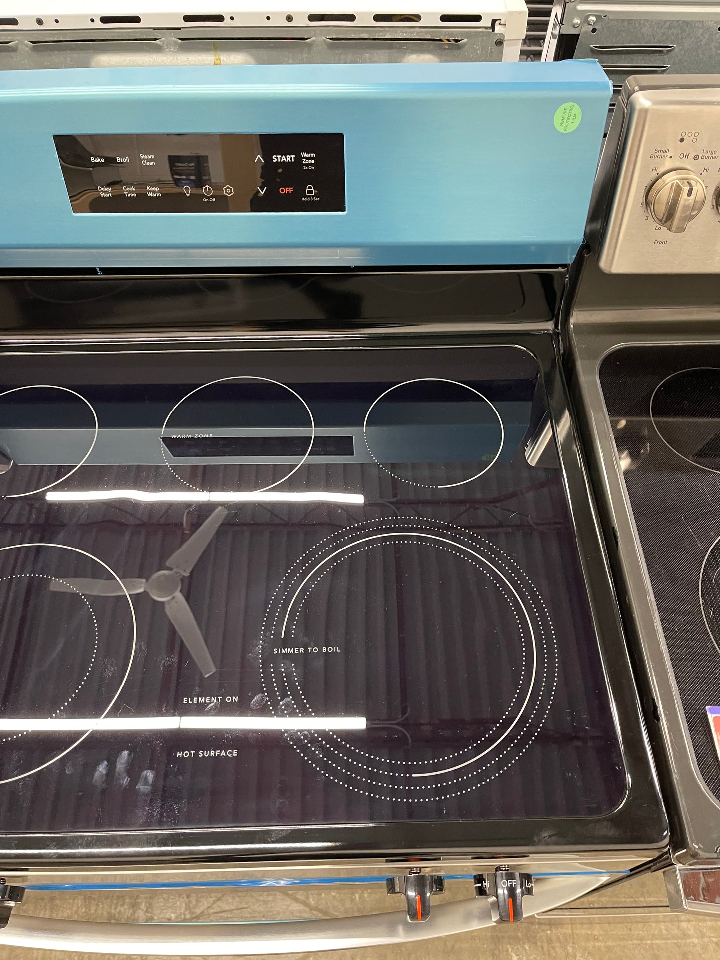 Frigidaire  FCRE3062AS
30 Inch Freestanding Electric Range with 5 Elements, 5.3 cu. ft. Capacity