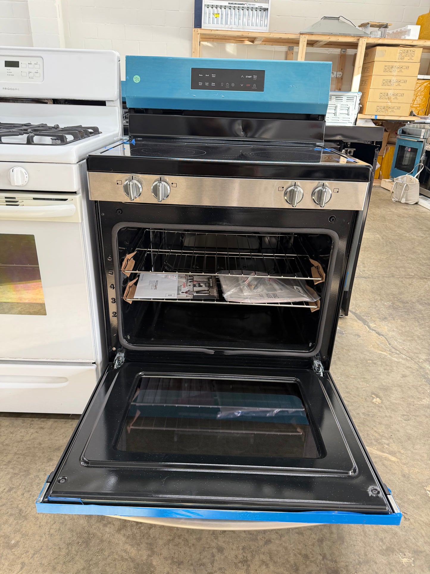 Frigidaire 30-in Glass Top 5 burners 5.3-cu ft Freestanding Electric Range ( Fingerprint Resistant Stainless Steel )
Model #FCRE306LAF