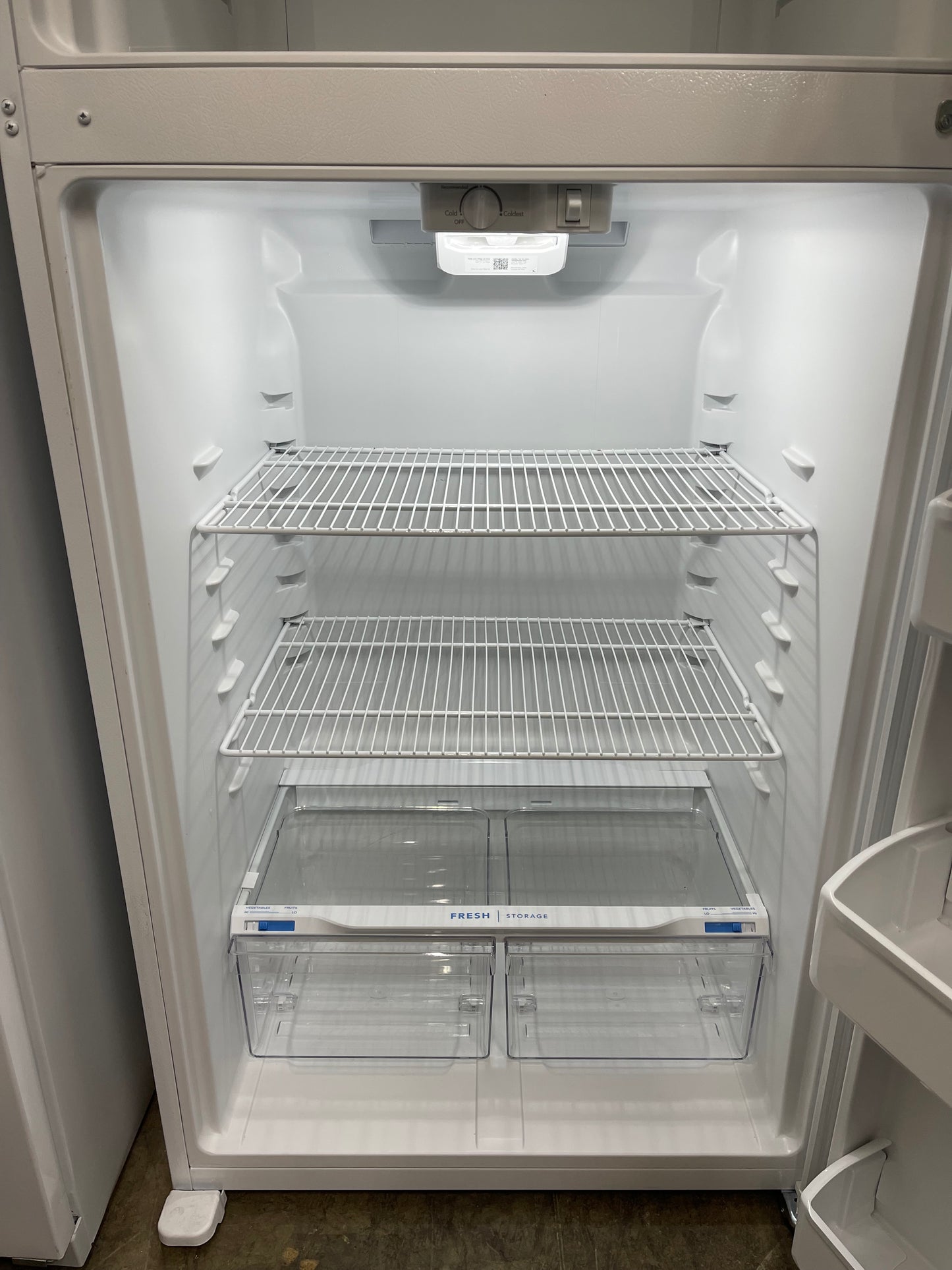 Frigidaire  FFTR1814WW
30 Inch Top Freezer Refrigerator with 18.3 Cu. Ft. Total Capacity, EvenTemp Cooling, Adjustable Shelves, Humidity-Controlled Crispers, Gallon Door Bins, LED Lighting, Ice Maker Ready, and ADA Compliant: White