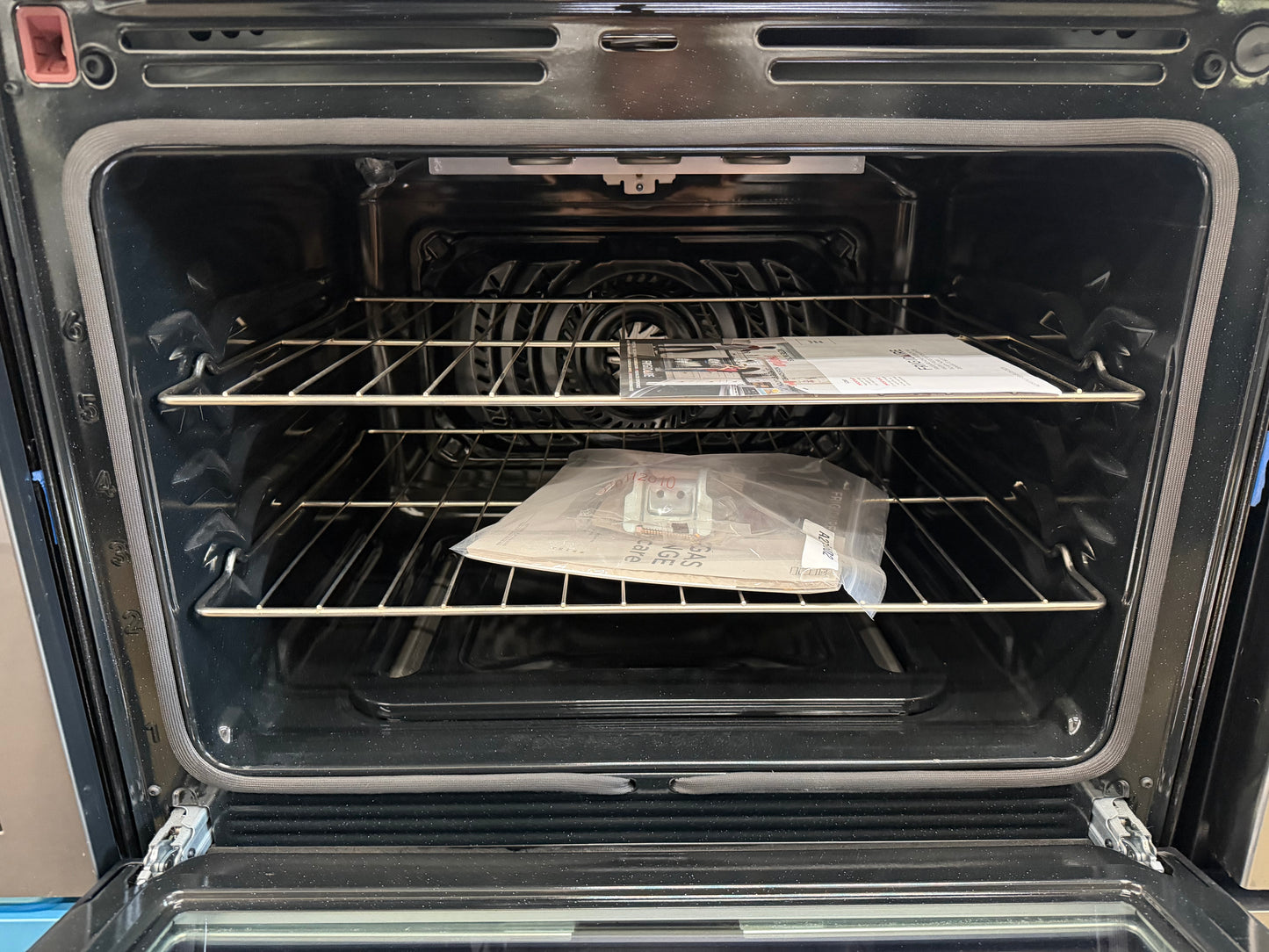 Frigidaire Gallery 30 in 5.1 cu-ft Gas Range with No Preheat + Air Fry in Smudge Proof Black Stainless Steel-Model #GCRG3060BDA