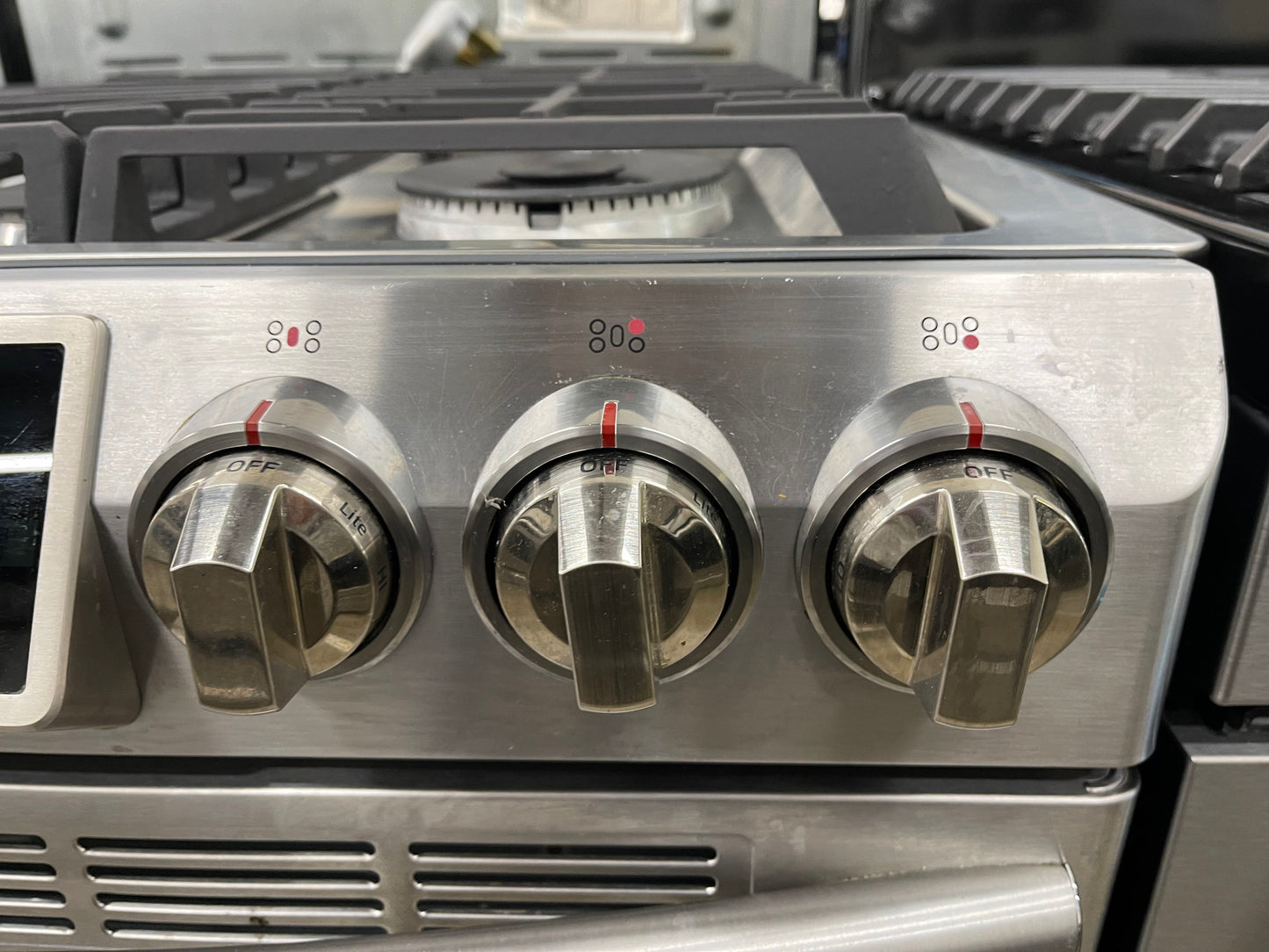Samsung  NX58H9500WS
30 Inch Slide-In Gas Range with 5.8 cu. ft. True Convection Oven, Reversible Griddle, Self-Clean, Temperature Probe, Guiding Light Controls, 5 Sealed Burners, 18,000 BTU Center Burner, and Warming Drawer: Stainless Steel