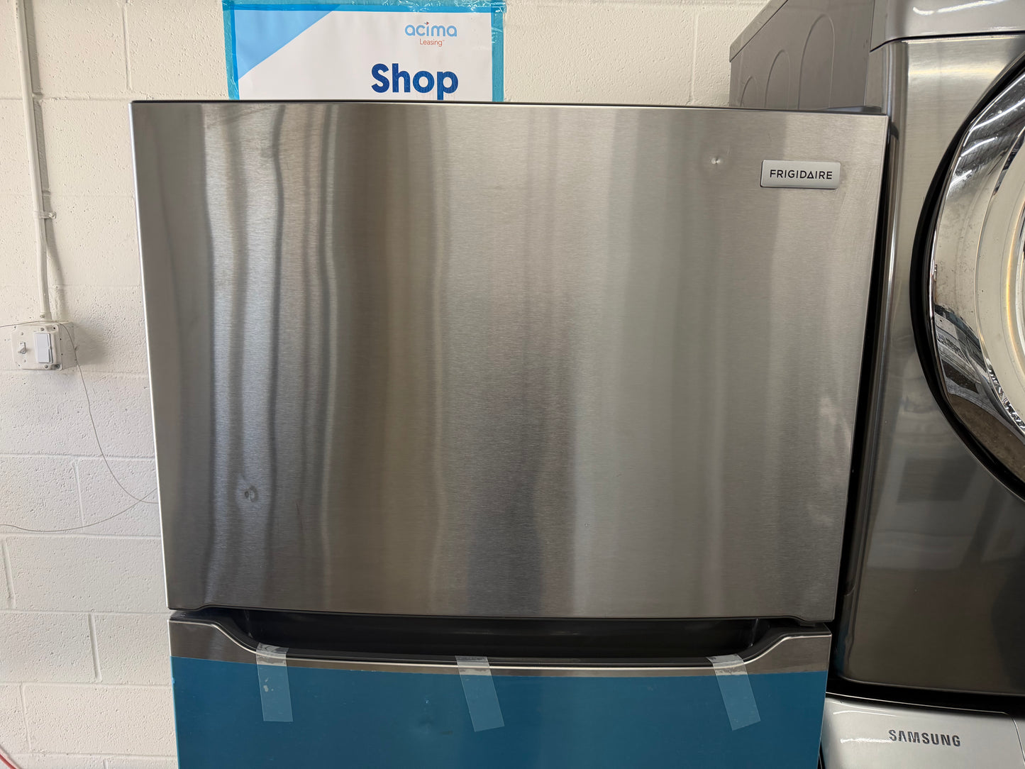 Frigidaire 30 in. 20 cu. ft. Garage Ready Top Freezer Refrigerator  Model: FFTR2045V