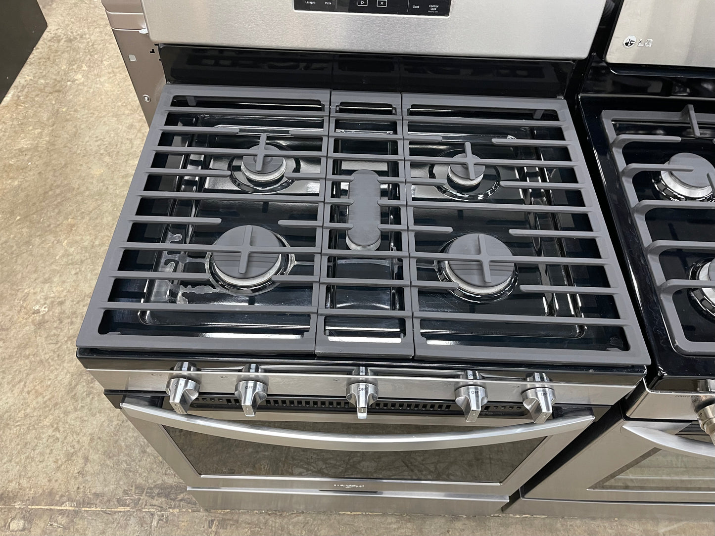 Whirlpool  WFG525S0HS
30 Inch Freestanding Gas Range with Frozen Bake Technology, SpeedHeat Burner, SpillGuard™ Cooktop, Center Oval Burner, Temperature Sensor, Closed Door Broiling, Control Lock and Self-Cleaning: Black-on-Stainless