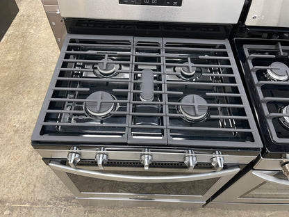 Whirlpool  WFG525S0HS
30 Inch Freestanding Gas Range with Frozen Bake Technology, SpeedHeat Burner, SpillGuard™ Cooktop, Center Oval Burner, Temperature Sensor, Closed Door Broiling, Control Lock and Self-Cleaning: Black-on-Stainless