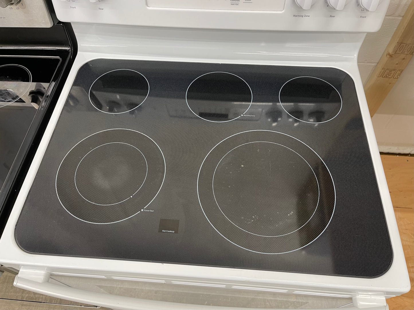 GE  JB750DJWW
30 Inch Freestanding Electric Range with True Convection, Fast Preheat, Power Boil, Warming Zone, Steam Self-Clean and 5 Smoothtop Elements 5.3 cu. ft. Oven: White