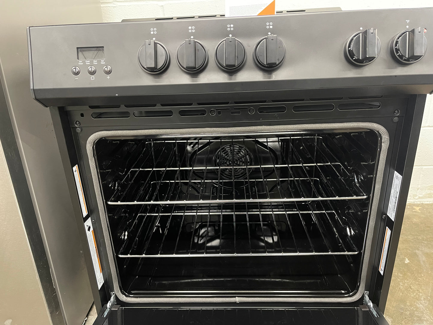 Cosmo 30-in Glass Top 4 burners 5-cu ft Convection Oven Slide-In Electric Range ( Black )
Model #COS-ERD304K-BK
