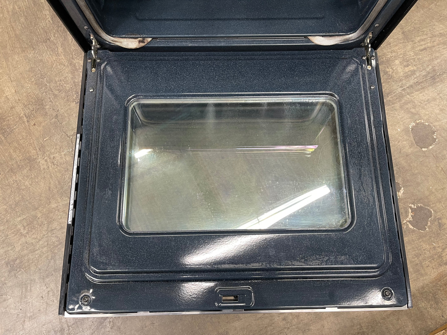 Samsung  FTQ387LWGX
30 Inch Freestanding Electric Range with 5 Cooktop Elements, 5.9 cu. ft. Convention Oven, Steam and Self Clean, Warming Drawer and Sabbath Mode