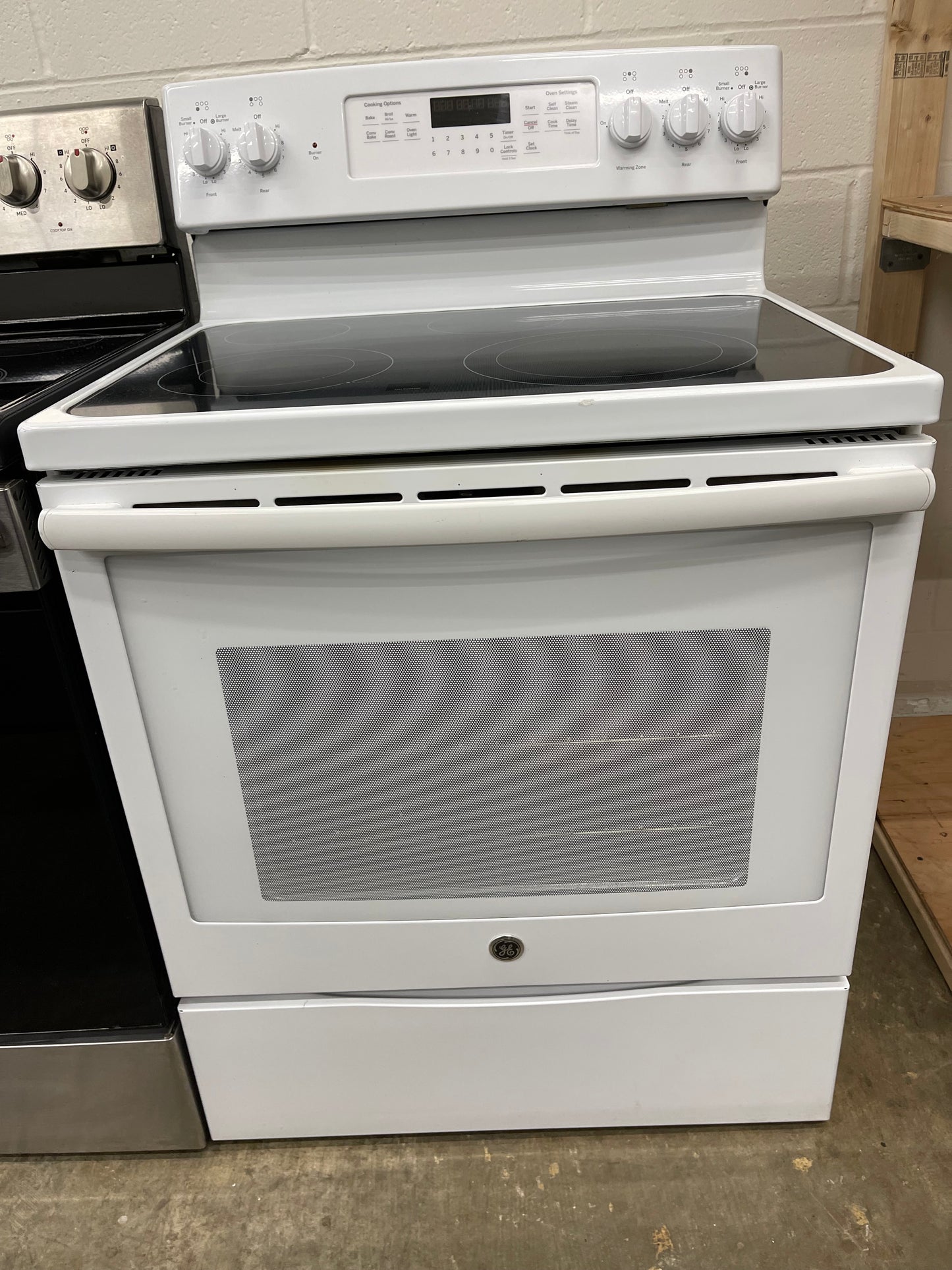 GE  JB750DJWW
30 Inch Freestanding Electric Range with True Convection, Fast Preheat, Power Boil, Warming Zone, Steam Self-Clean and 5 Smoothtop Elements 5.3 cu. ft. Oven: White