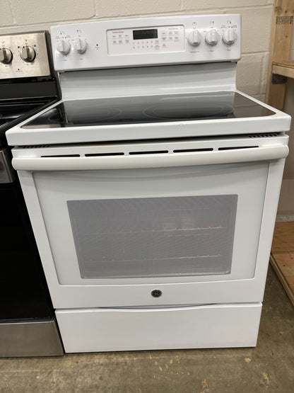 GE  JB750DJWW
30 Inch Freestanding Electric Range with True Convection, Fast Preheat, Power Boil, Warming Zone, Steam Self-Clean and 5 Smoothtop Elements 5.3 cu. ft. Oven: White