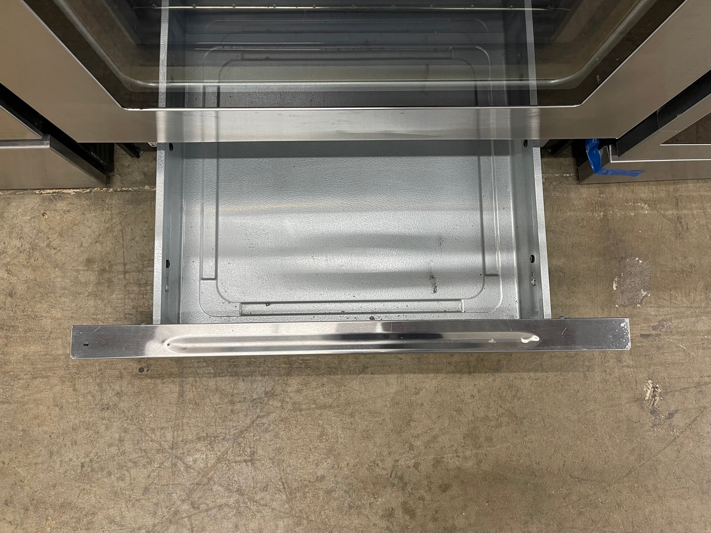 LG  LRG3081ST
30 Inch Gas Range with EvenJet Fan Convection, 20 Minute EasyClean® Mode, IntuiTouch Keypad, SuperBoil 17,000 BTU Burner, Large WideView™ Plus Window, 5 Sealed Burners, 5.4 cu. ft. Oven and Storage Drawer: Stainless Steel