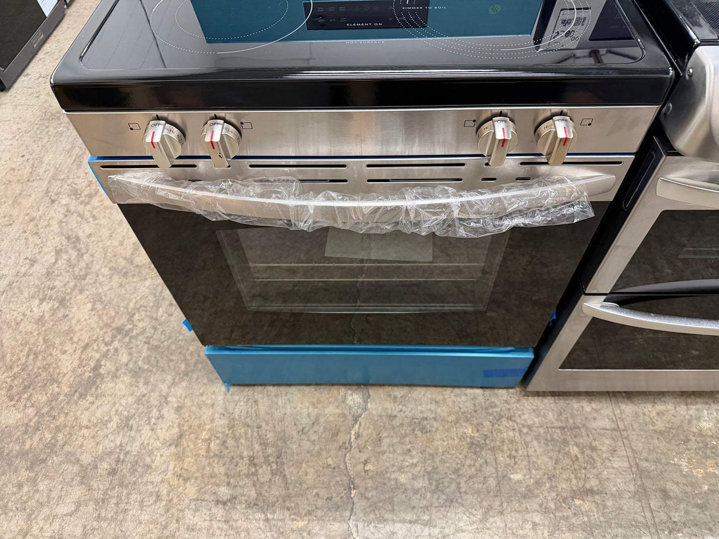 Frigidaire FCRE3062AS
30 Inch Freestanding Electric Range with 5 Elements, 5.3 cu. ft. Capacity