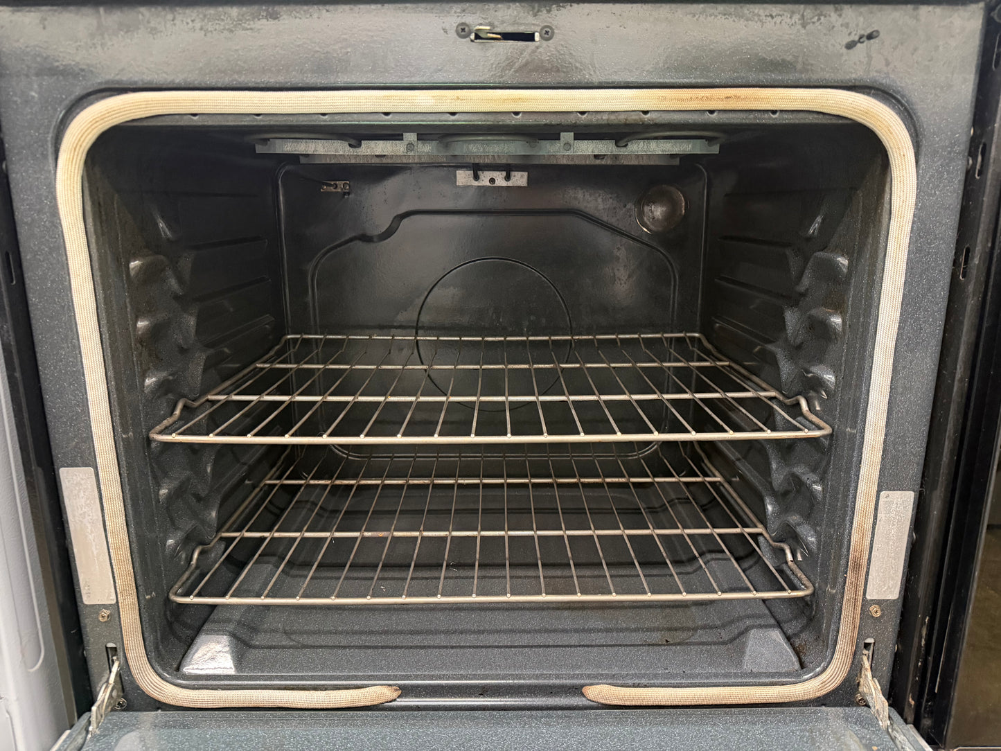 Maytag  MER5755QAS
30 Inch Freestanding Electric Range w/ Precision Cooking System & Hot-Surface Indicator Light: Stainless Steel