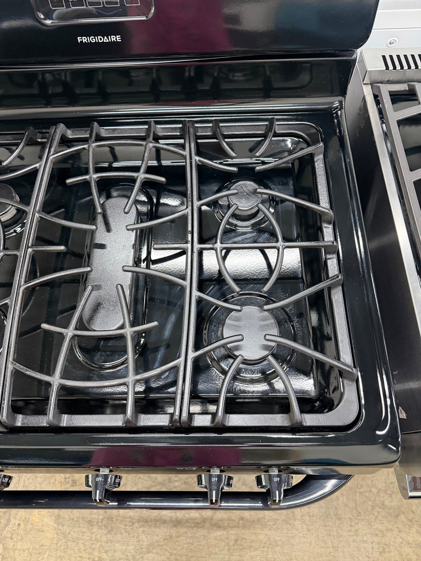 Frigidaire 30” Freestanding Gas Range – Model FFGF3019LBC