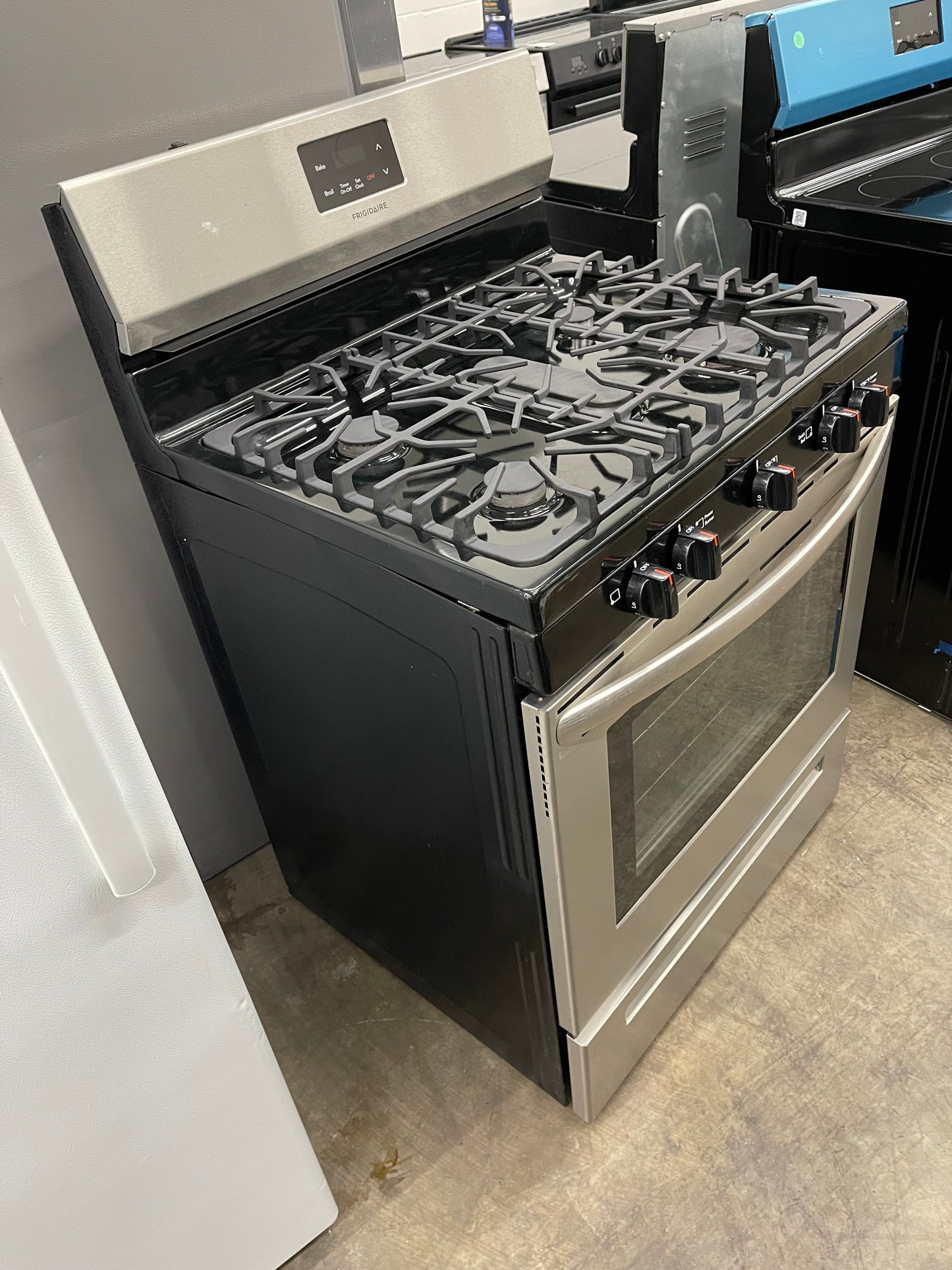 Overview
The Frigidaire FCRG305LAF is a 30-in freestanding gas range with five burners and a 5.0 cu ft capacity oven. It has a stainless steel exterior and a storage drawer. The cooktop features five sealed gas burners, including a 16,000 BTU Quick Boil B