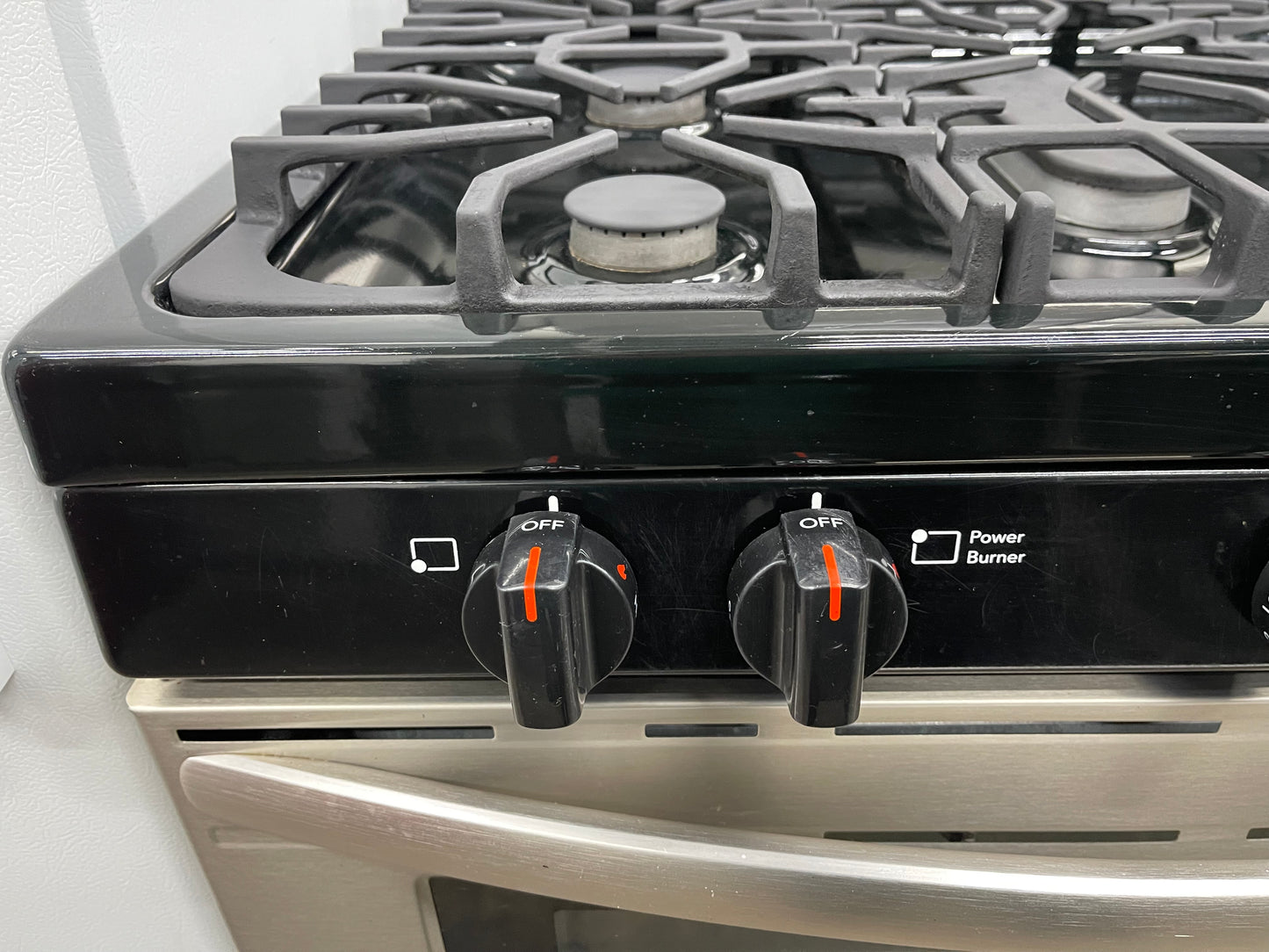Overview
The Frigidaire FCRG305LAF is a 30-in freestanding gas range with five burners and a 5.0 cu ft capacity oven. It has a stainless steel exterior and a storage drawer. The cooktop features five sealed gas burners, including a 16,000 BTU Quick Boil B