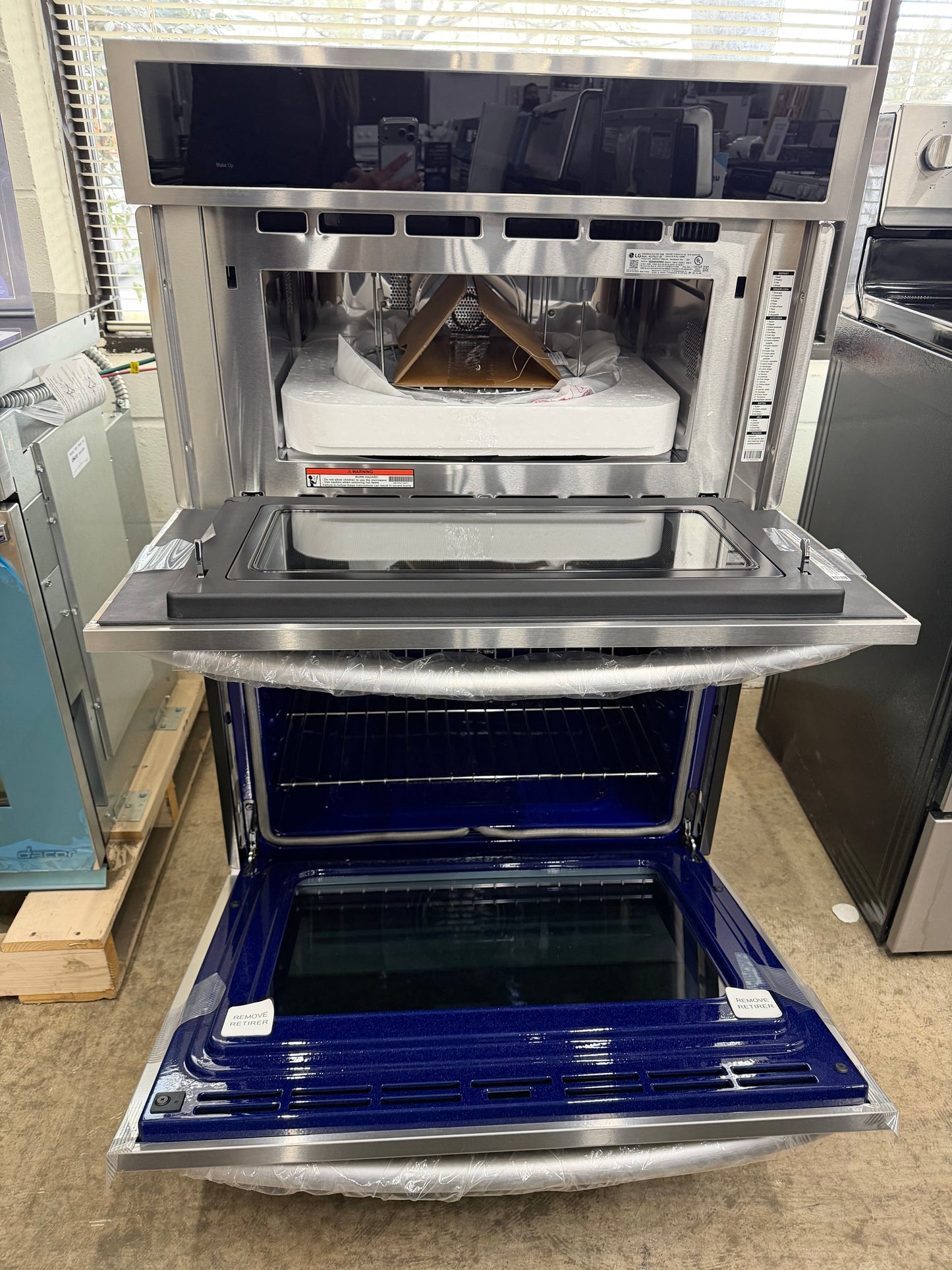 LG  WCEP6427F
30 Inch Built-In Smart Combination Wall Oven with 6.4 cu. ft. Total Capacity, True Convection Oven, Air Fry, Steam Sous Vide, ThinQ Technology, Wi-Fi Enabled, InstaView Window, Backlit SmoothTouch® Glass Controls, EasyClean, Infrared Heat