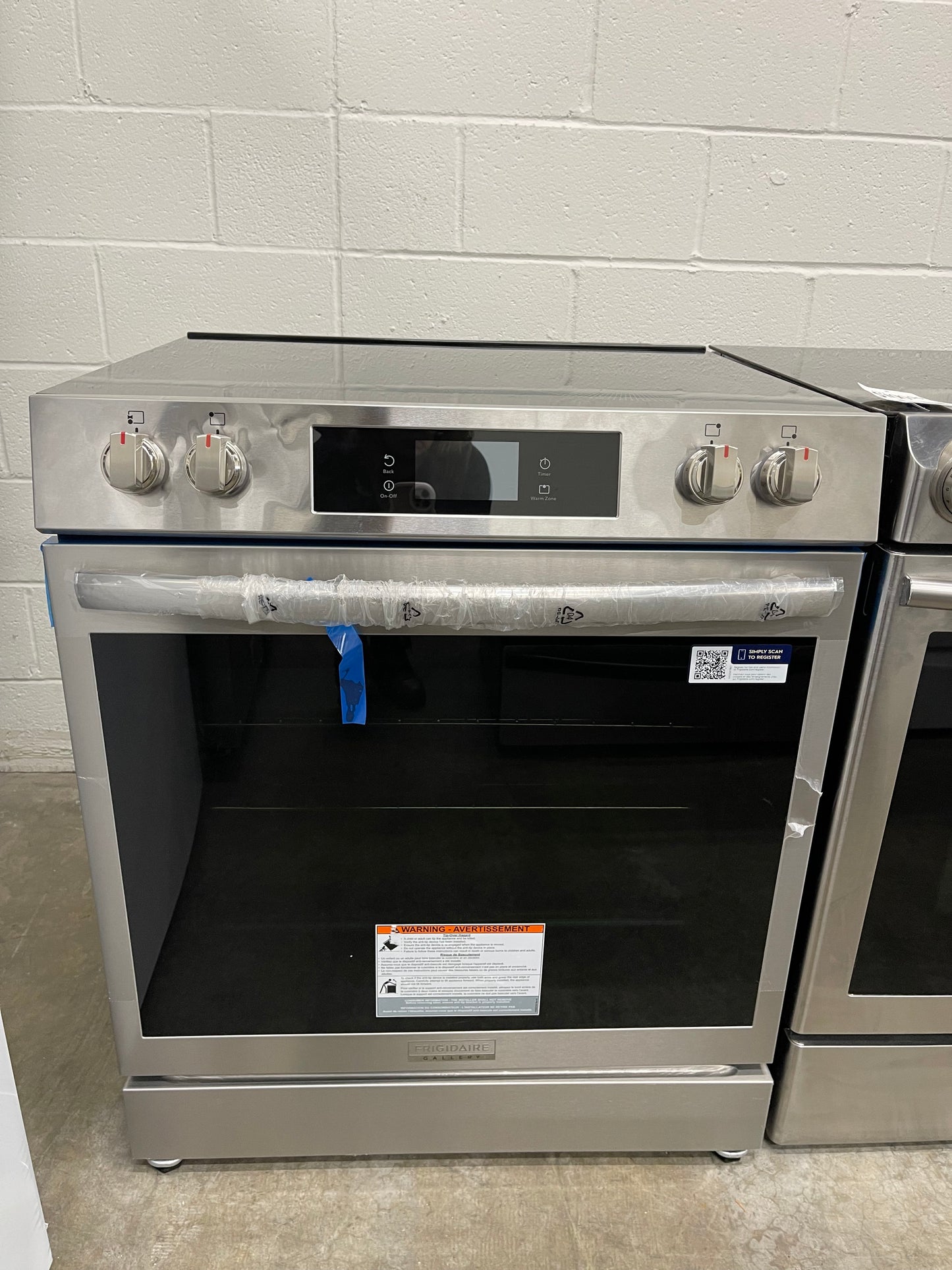 Frigidaire Gallery Series  GCFE3060BF
30 Inch Freestanding Electric Range with 5 Elements, 6.2 cu. ft. Total Convection Oven, Bridge Element, Steam+Self Clean, Storage Drawer, ADA Compliant, and Star-K: Stainless Steel