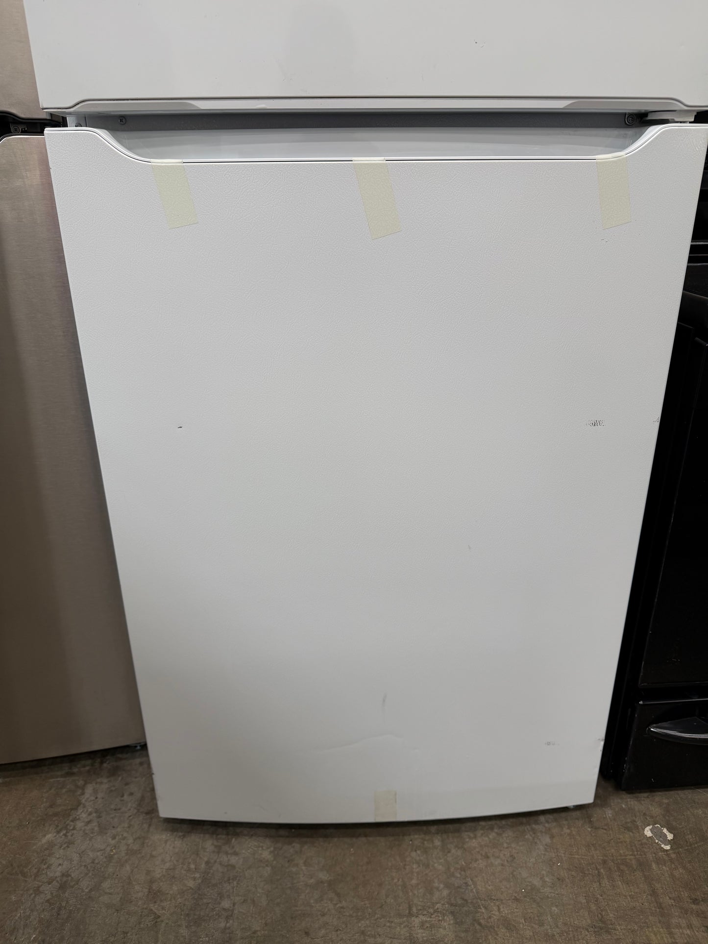 Frigidaire  FFTR1814WW
30 Inch Top Freezer Refrigerator with 18.3 Cu. Ft. Total Capacity, EvenTemp Cooling, Adjustable Shelves, Humidity-Controlled Crispers, Gallon Door Bins, LED Lighting, Ice Maker Ready, and ADA Compliant: White