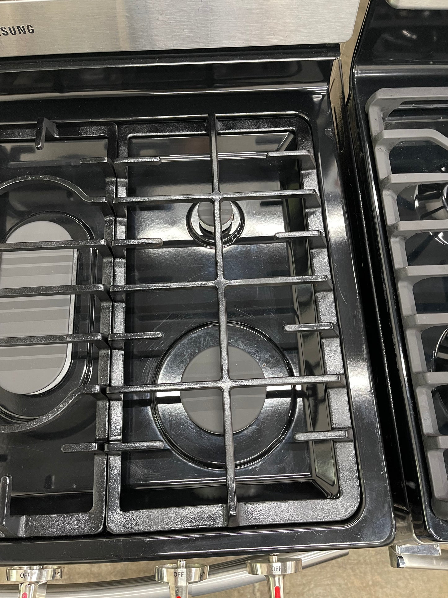 Samsung  FX510BGS
30 Inch Freestanding Gas Range with 5 Sealed Burners, 5.8 cu. ft. Convection Oven, Self-Clean, 4 Preset Menu Options, Proofing and Storage Drawer