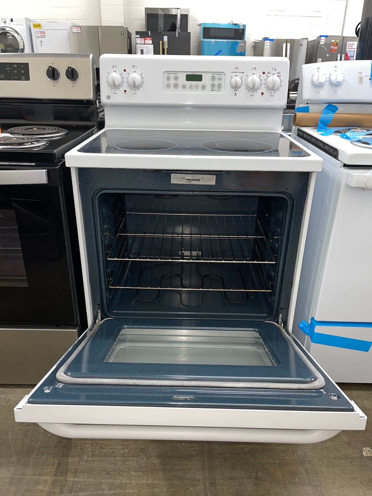 GE 30" Free-Standing Electric Range

Model #:JBP80W0H2WW