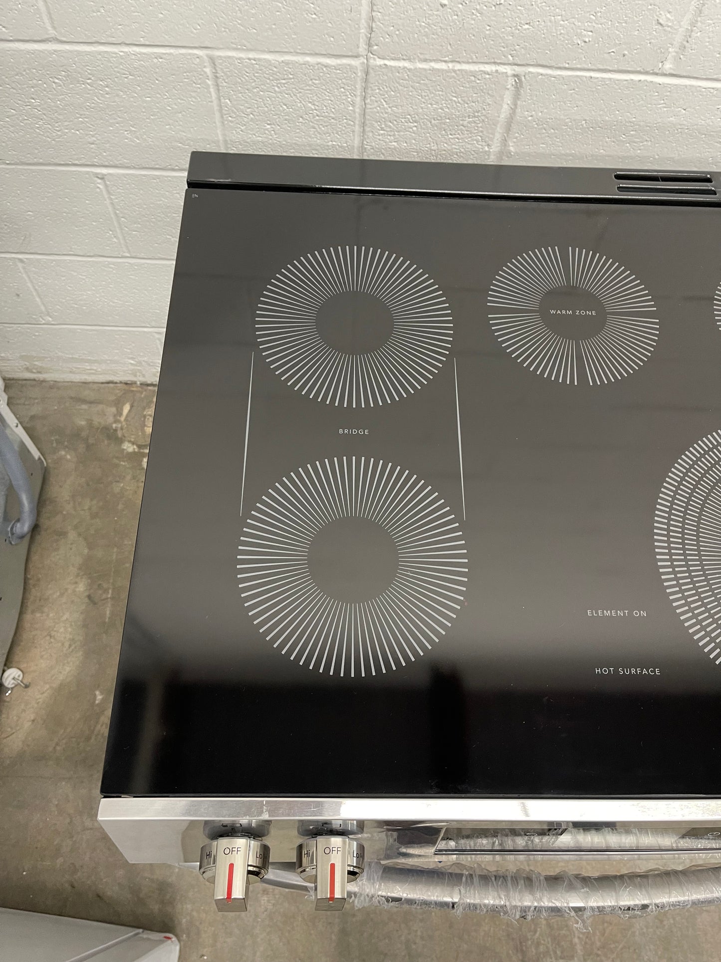 Frigidaire Gallery Series  GCFE3060BF
30 Inch Freestanding Electric Range with 5 Elements, 6.2 cu. ft. Total Convection Oven, Bridge Element, Steam+Self Clean, Storage Drawer, ADA Compliant, and Star-K: Stainless Steel