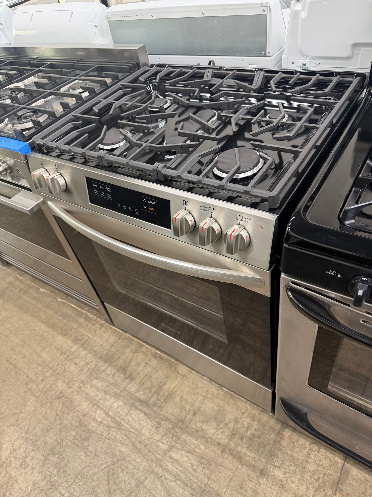 Frigidaire - 5.1 Cu. Ft Freestanding Gas Range with Quick Boil - Stainless Steel
Model:FCFG3062AS