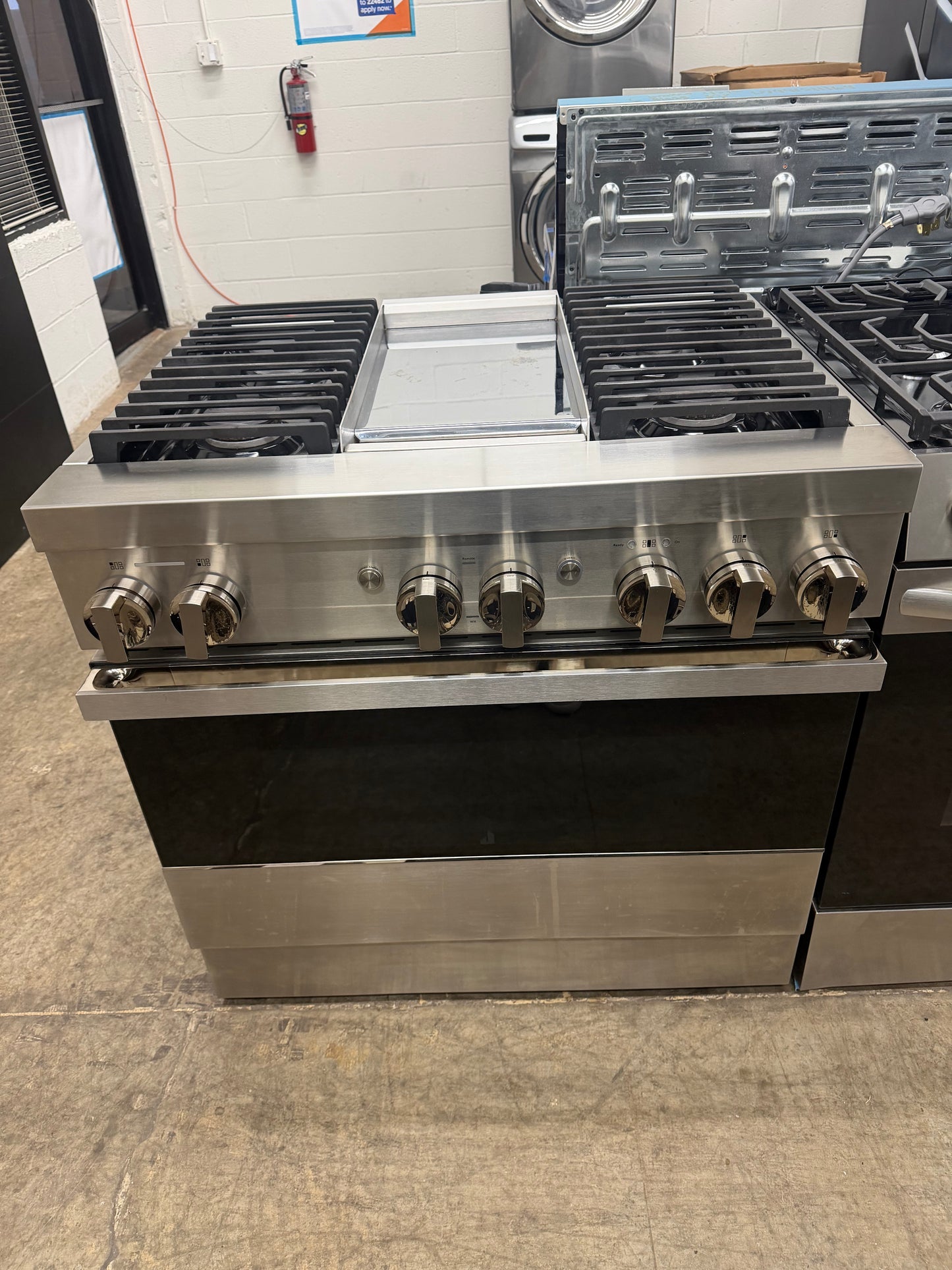 JennAir NOIR   JDRP536HM
36 Inch Smart Dual Fuel Professional Range with 4 Sealed Burners, 5.1 cu. ft. Oven Capacity, WiFi, Smart Integration, Chrome-Infused Griddle, CustomClean , Cinematic Lighting, JennAirCulinary Center, Dual-Fan True Convection, Du