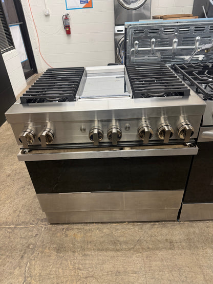 JennAir NOIR   JDRP536HM
36 Inch Smart Dual Fuel Professional Range with 4 Sealed Burners, 5.1 cu. ft. Oven Capacity, WiFi, Smart Integration, Chrome-Infused Griddle, CustomClean , Cinematic Lighting, JennAirCulinary Center, Dual-Fan True Convection, Du
