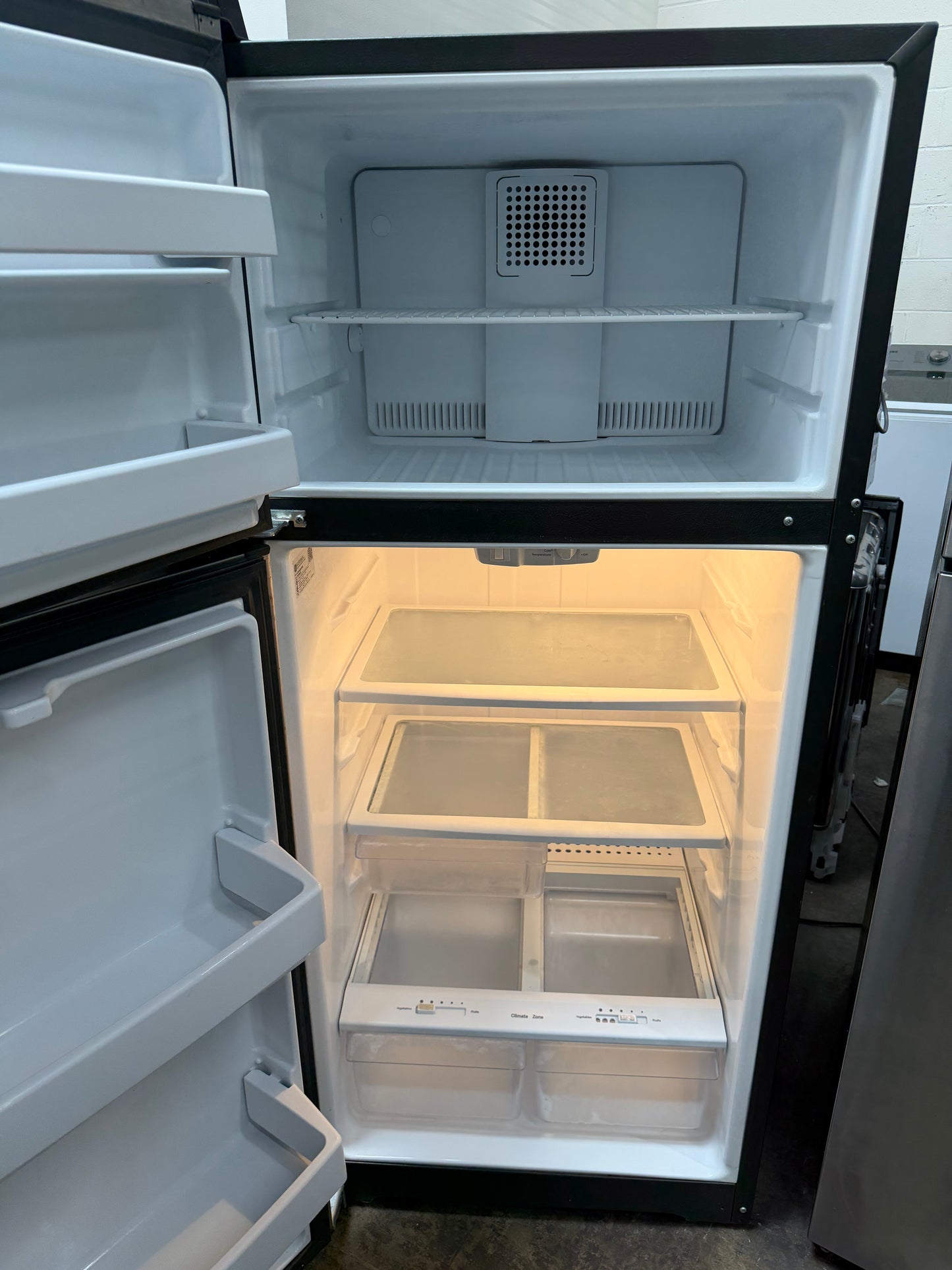GE 15.6 Cu. Ft. Top Freezer Refrigerator – Stainless Steel
Model: GTS16GSHJRSS
