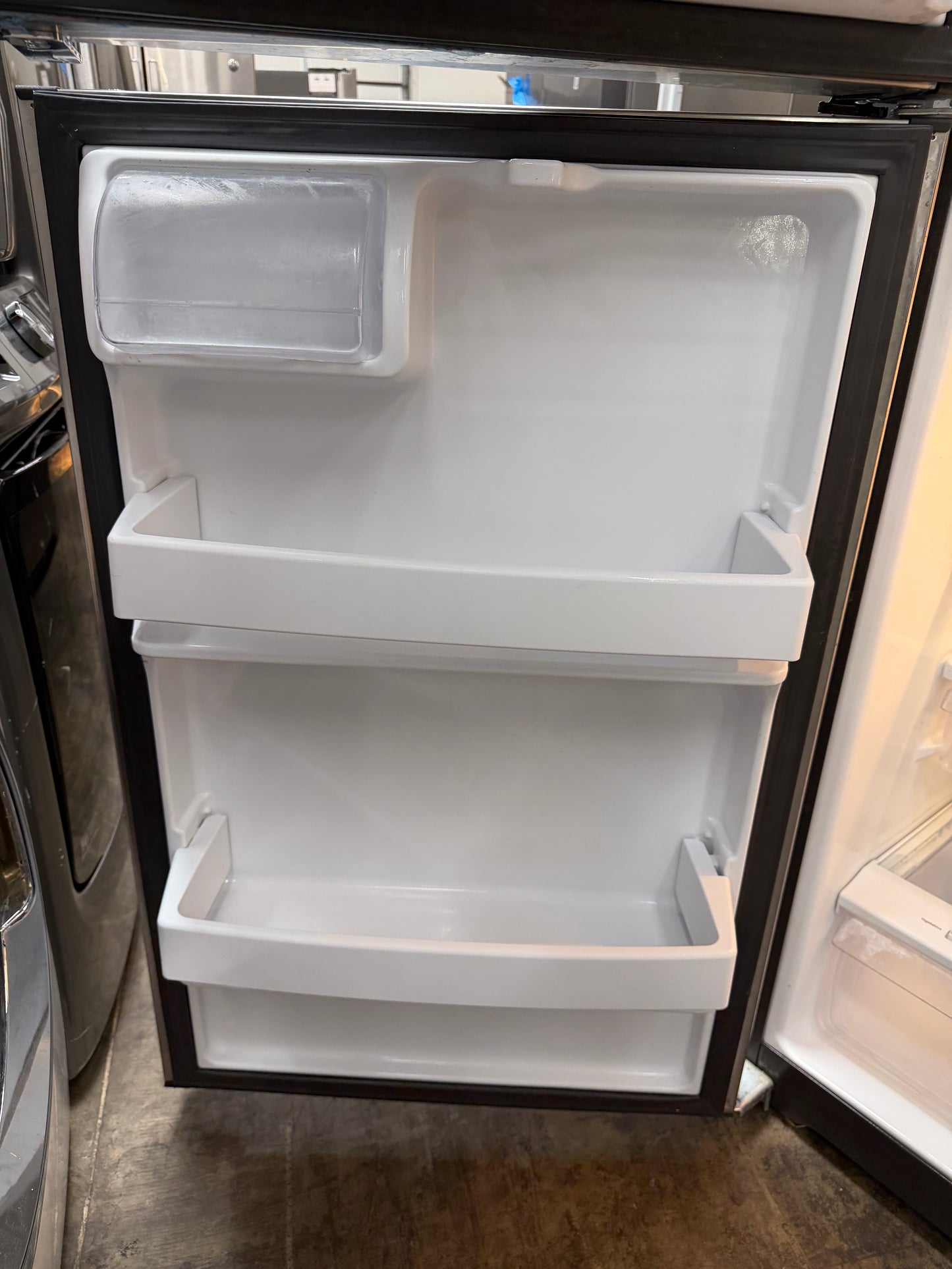GE 15.6 Cu. Ft. Top Freezer Refrigerator – Stainless Steel
Model: GTS16GSHJRSS