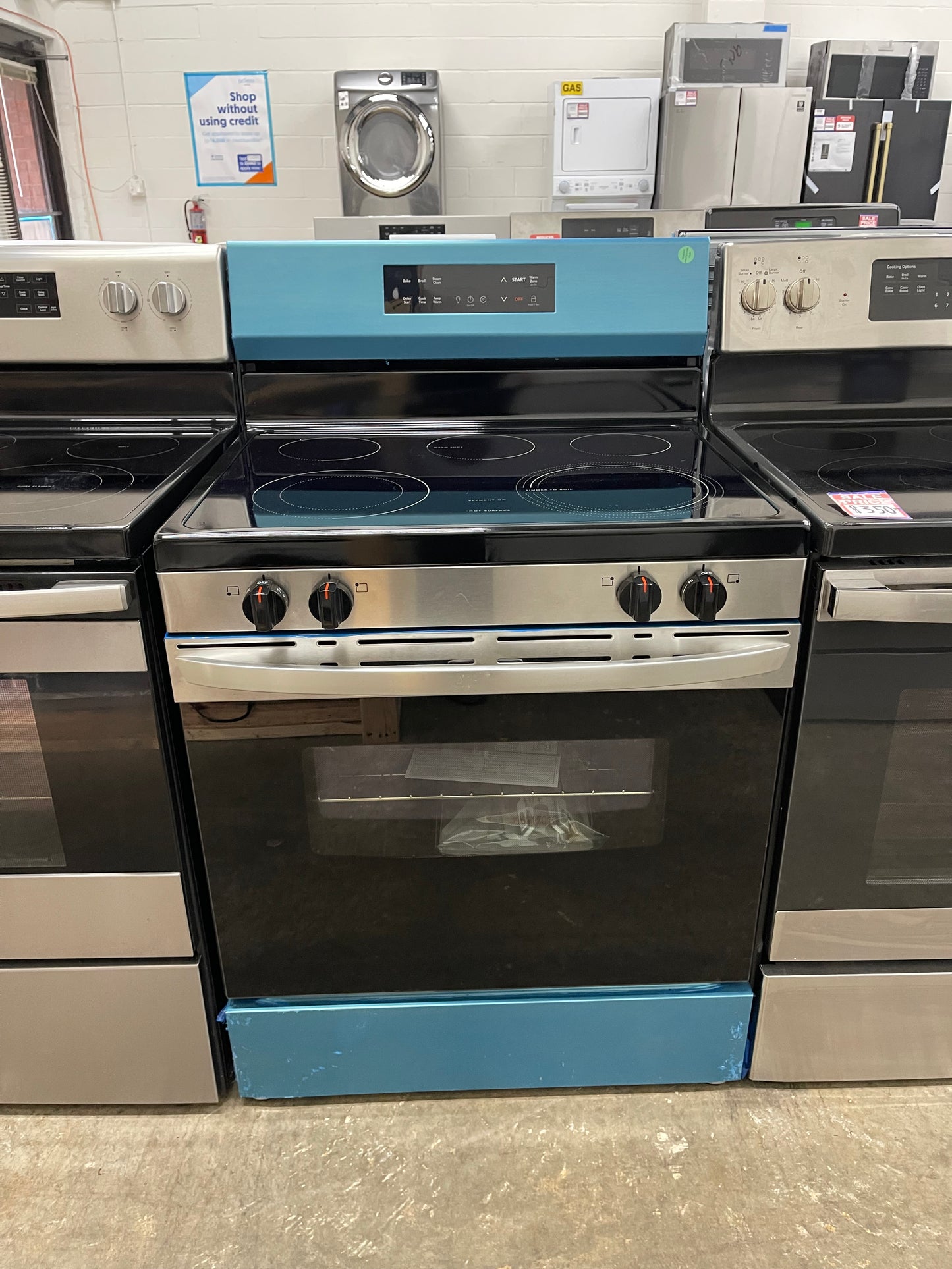 Frigidaire  FCRE3062AS
30 Inch Freestanding Electric Range with 5 Elements, 5.3 cu. ft. Capacity