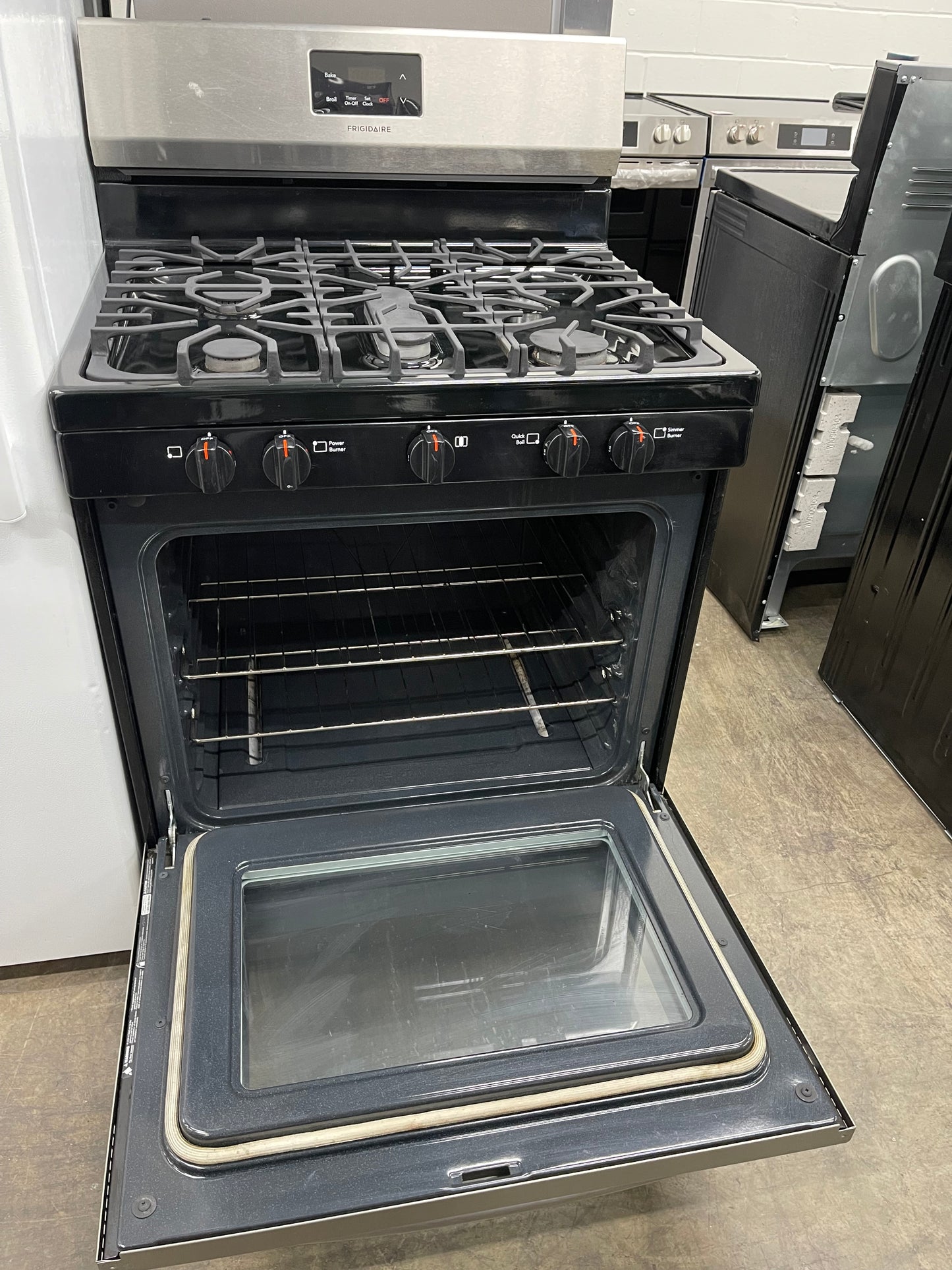 Overview
The Frigidaire FCRG305LAF is a 30-in freestanding gas range with five burners and a 5.0 cu ft capacity oven. It has a stainless steel exterior and a storage drawer. The cooktop features five sealed gas burners, including a 16,000 BTU Quick Boil B