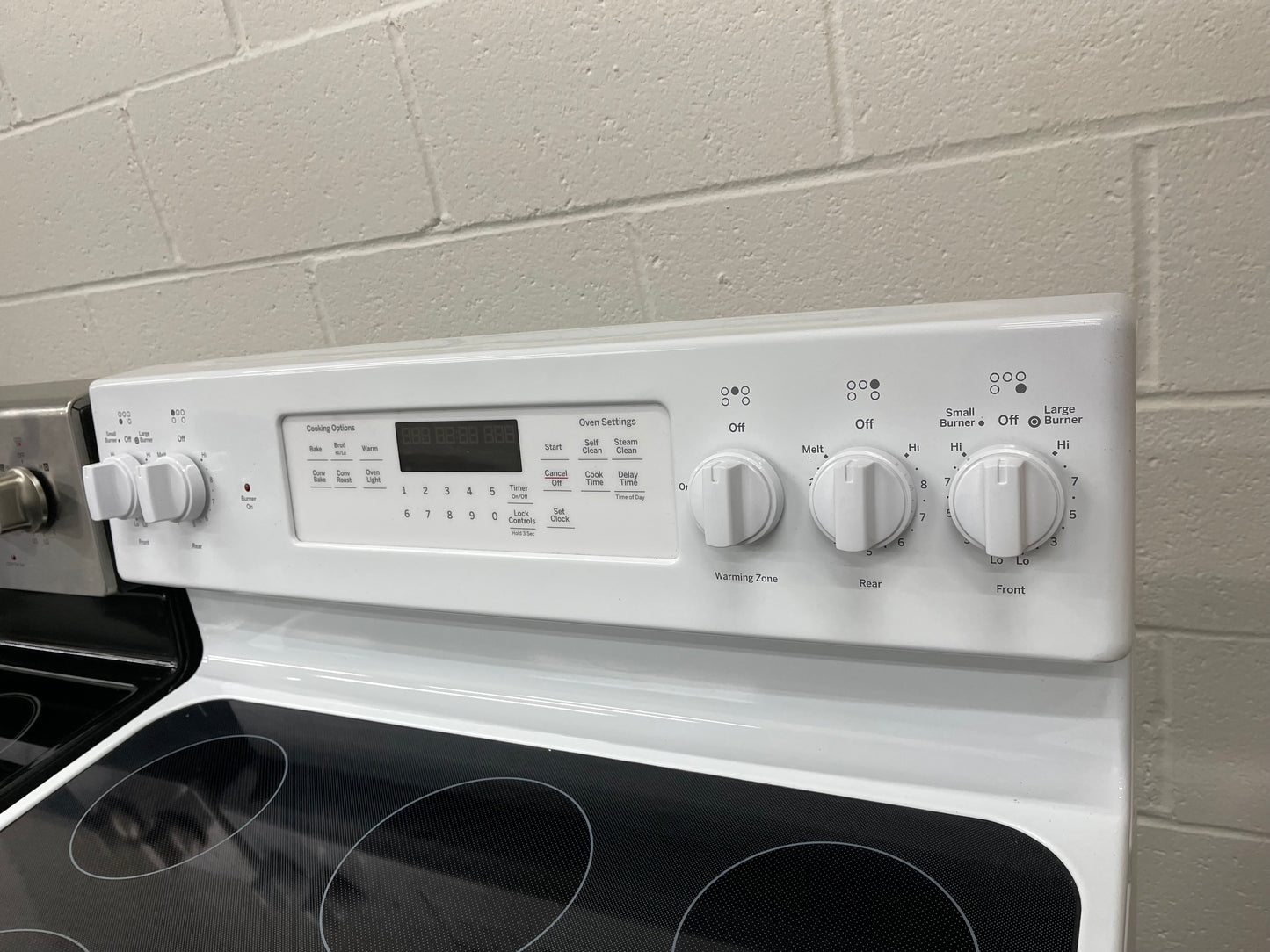 GE  JB750DJWW
30 Inch Freestanding Electric Range with True Convection, Fast Preheat, Power Boil, Warming Zone, Steam Self-Clean and 5 Smoothtop Elements 5.3 cu. ft. Oven: White