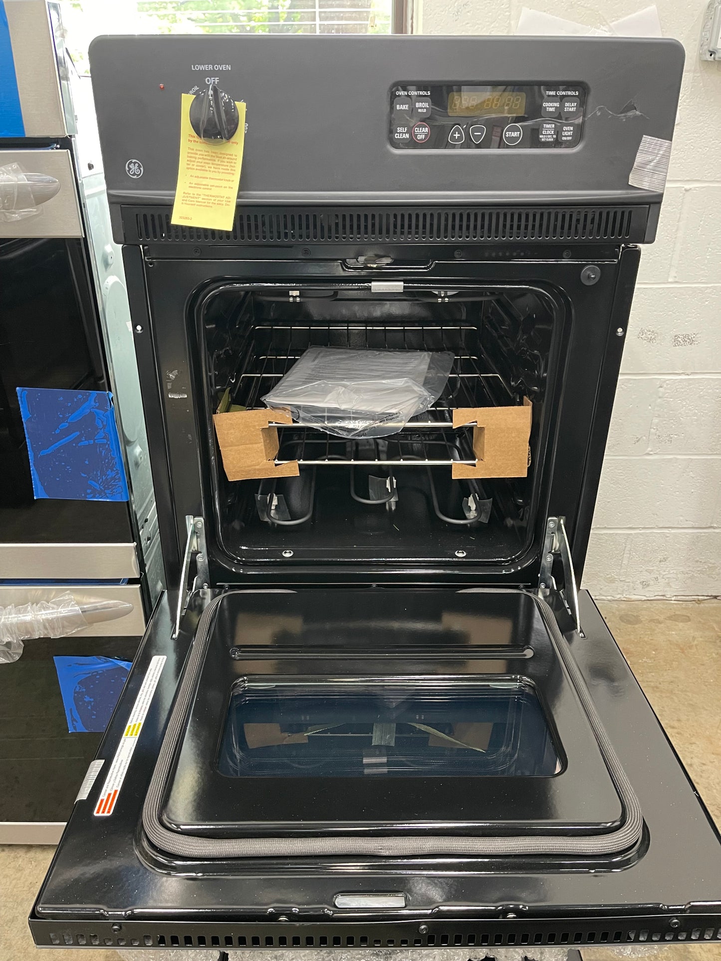 GE  JRP28BJBB
24 Inch Double Electric Wall Oven with 2.7 cu. ft. Upper Oven, SmartSet Controls and and 2.7 cu. ft. Lower Oven: Black