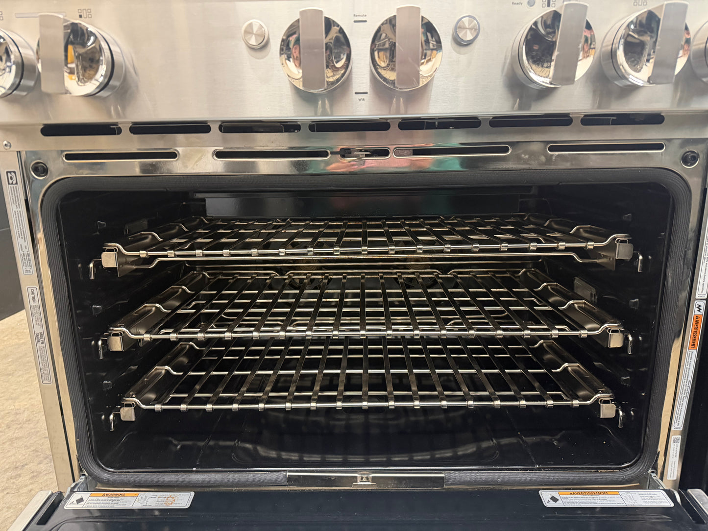 JennAir NOIR   JDRP536HM
36 Inch Smart Dual Fuel Professional Range with 4 Sealed Burners, 5.1 cu. ft. Oven Capacity, WiFi, Smart Integration, Chrome-Infused Griddle, CustomClean , Cinematic Lighting, JennAirCulinary Center, Dual-Fan True Convection, Du