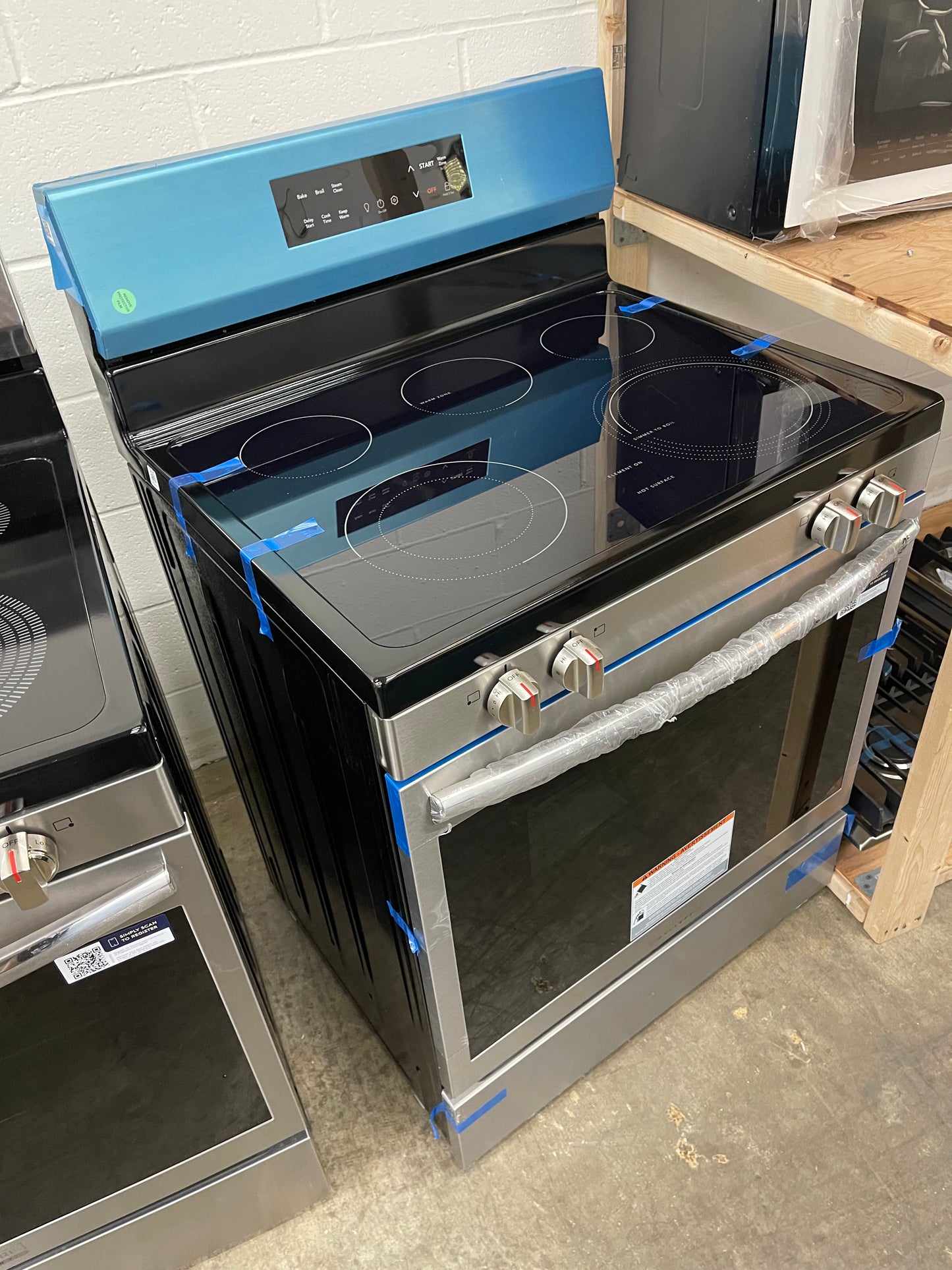 Frigidaire 30-in Glass Top 5 burners 5.3-cu ft Freestanding Electric Range ( Fingerprint Resistant Stainless Steel )
Model #FCRE306LAF