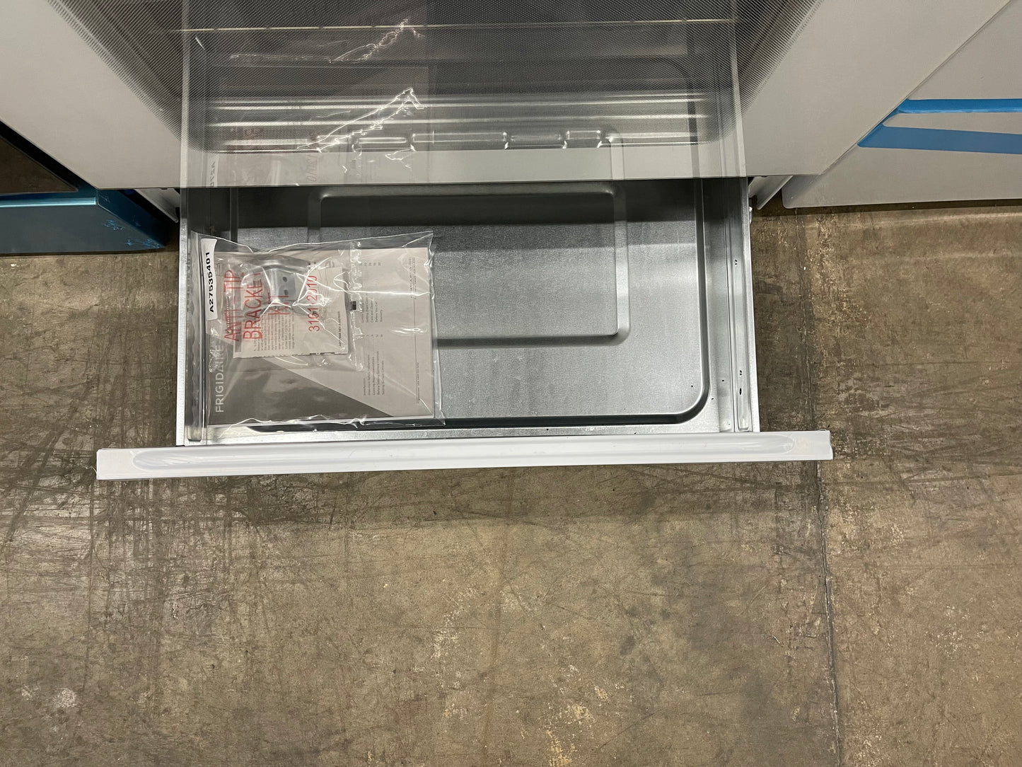 Frigidaire  FCRE3062AW
30 Inch Freestanding Electric Range with 5 Elements, 5.3 cu. ft. Capacity, EvenTemp Element, SpaceWise Element, Storage Drawer, and Steam Clean: White