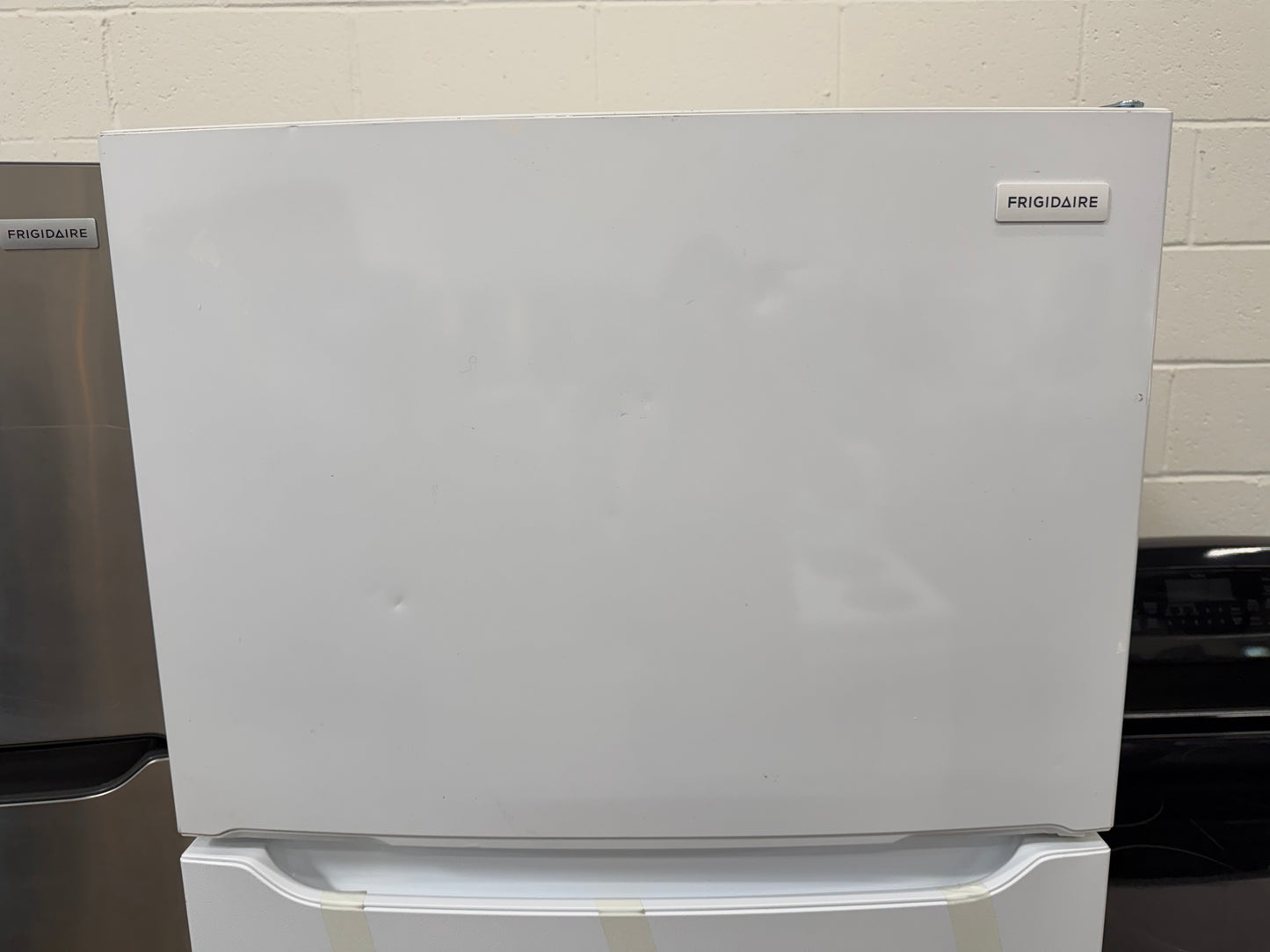 Frigidaire  FFTR1814WW
30 Inch Top Freezer Refrigerator with 18.3 Cu. Ft. Total Capacity, EvenTemp Cooling, Adjustable Shelves, Humidity-Controlled Crispers, Gallon Door Bins, LED Lighting, Ice Maker Ready, and ADA Compliant: White