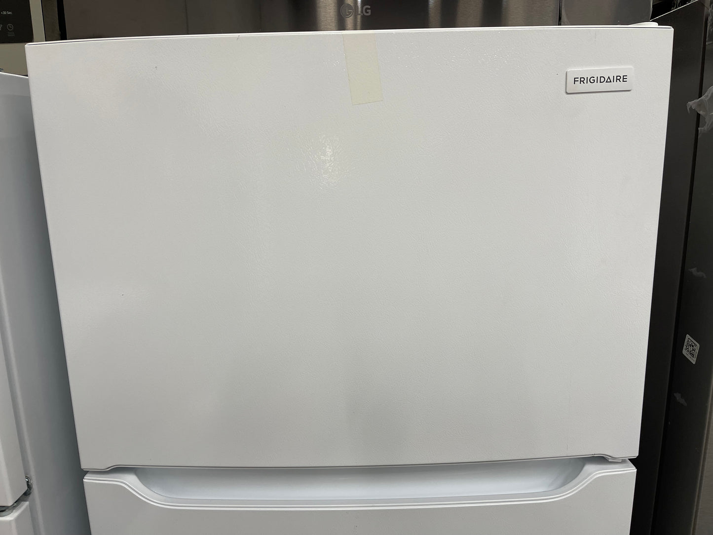 Frigidaire  FFTR1814WW
30 Inch Top Freezer Refrigerator with 18.3 Cu. Ft. Total Capacity, EvenTemp Cooling, Adjustable Shelves, Humidity-Controlled Crispers, Gallon Door Bins, LED Lighting, Ice Maker Ready, and ADA Compliant: White