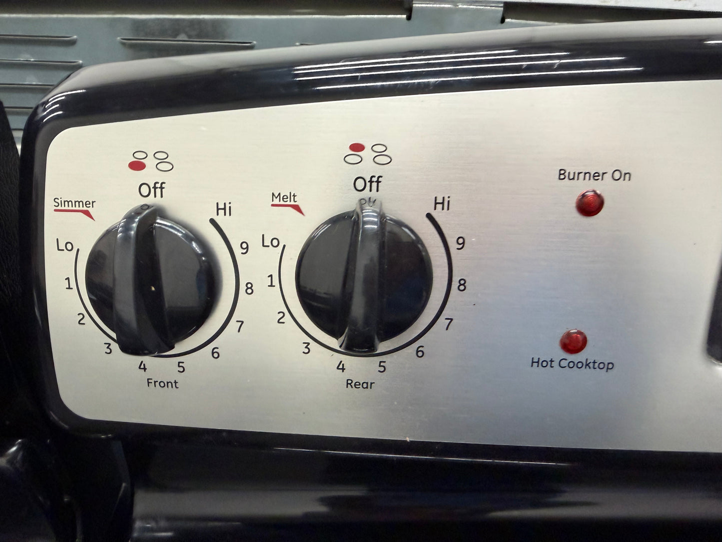 GE CleanDesign  JB640MPBS
30 Inch Electric Range with 4 Radiant Elements, 5.3 cu. ft. Self-Clean Oven, Dual Element Bake, Sabbath Mode, Storage Drawer and QuickSet III Controls: CleanSteel