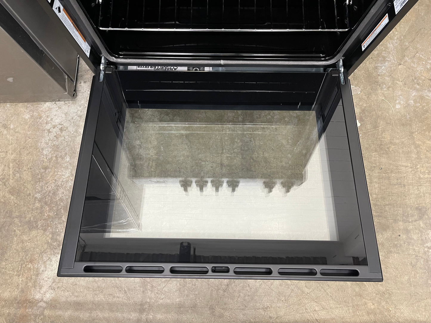 Cosmo 30-in Glass Top 4 burners 5-cu ft Convection Oven Slide-In Electric Range ( Black )
Model #COS-ERD304K-BK