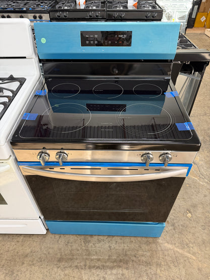 Frigidaire 30-in Glass Top 5 burners 5.3-cu ft Freestanding Electric Range ( Fingerprint Resistant Stainless Steel )
Model #FCRE306LAF