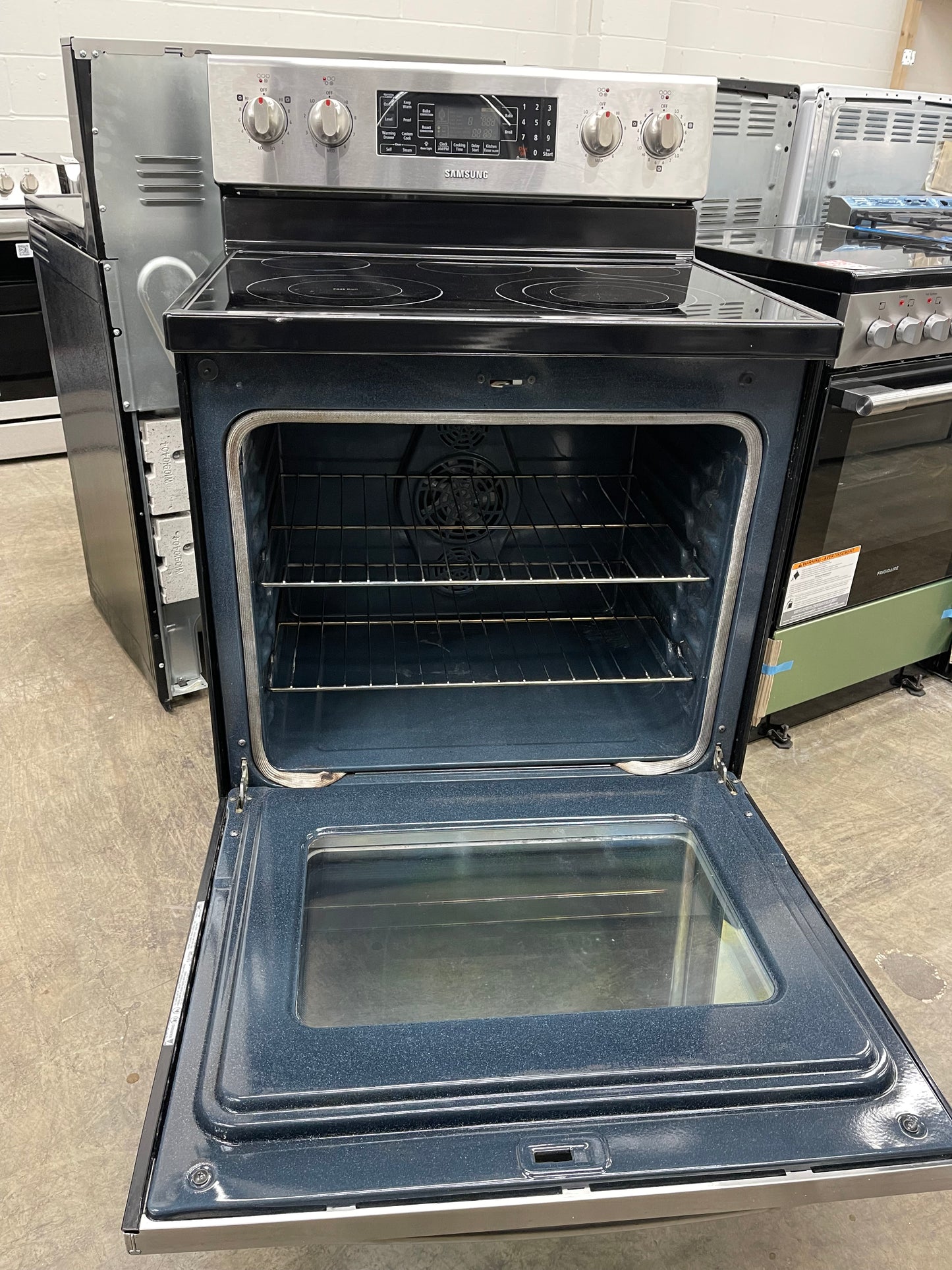 Samsung  FTQ387LWGX
30 Inch Freestanding Electric Range with 5 Cooktop Elements, 5.9 cu. ft. Convention Oven, Steam and Self Clean, Warming Drawer and Sabbath Mode